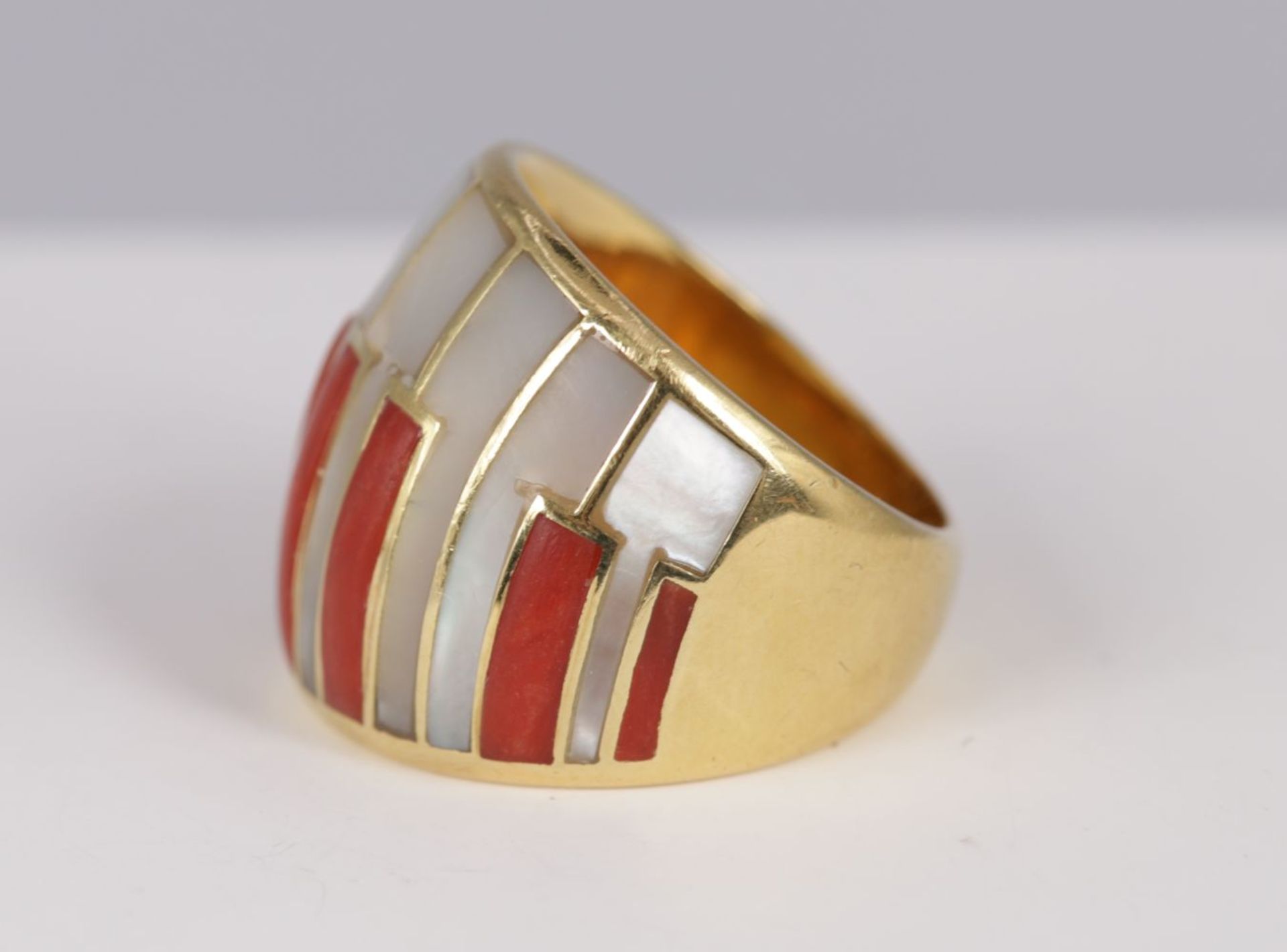 18K YELLOW GOLD & MOTHER O'PEARL RING - Image 2 of 3
