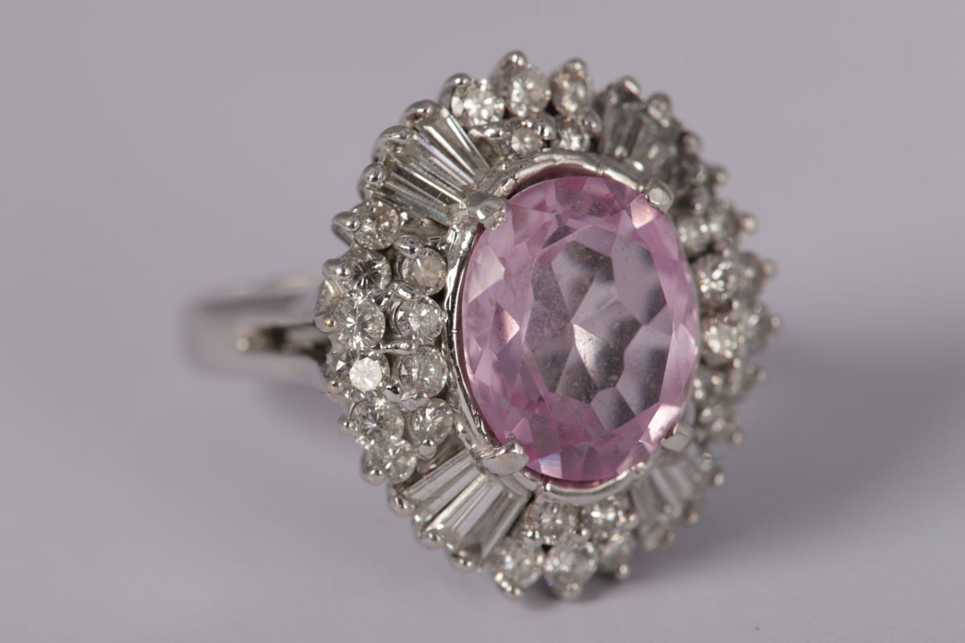 14 CARAT PINK SAPPHIRE AND DIAMOND RING - Image 4 of 4