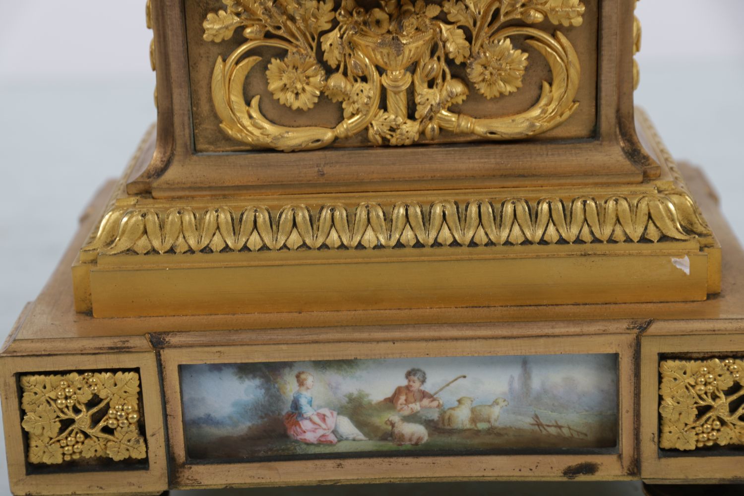 19TH-CENTURY FRENCH ORMOLU & PORCELAIN CLOCK - Image 4 of 4