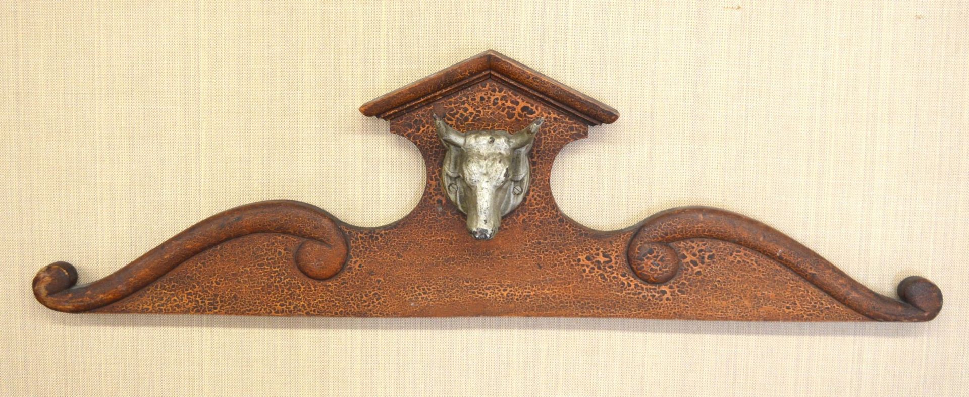 19TH-CENTURY CARVED PINE OVERDOOR