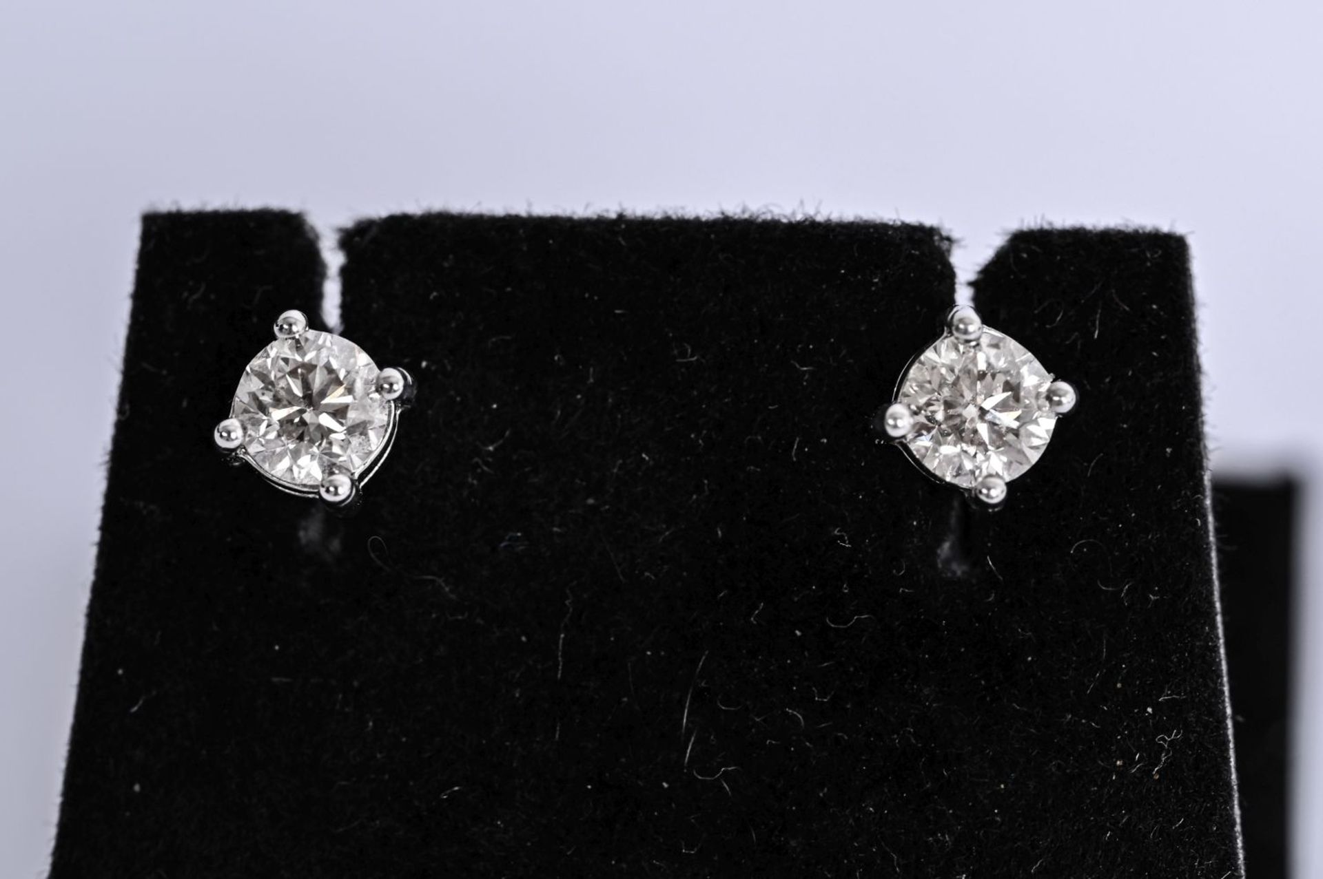 18K WHITE GOLD DIAMOND STUD EARRINGS - Image 2 of 2