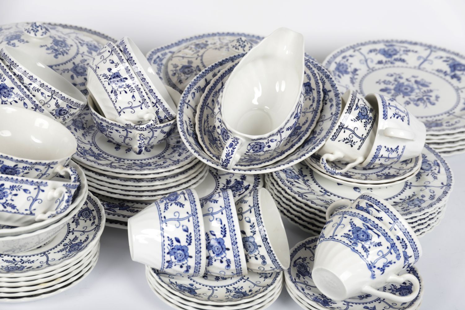 74 PIECE BLUE & WHITE DINNER SERVICE - Bild 2 aus 3