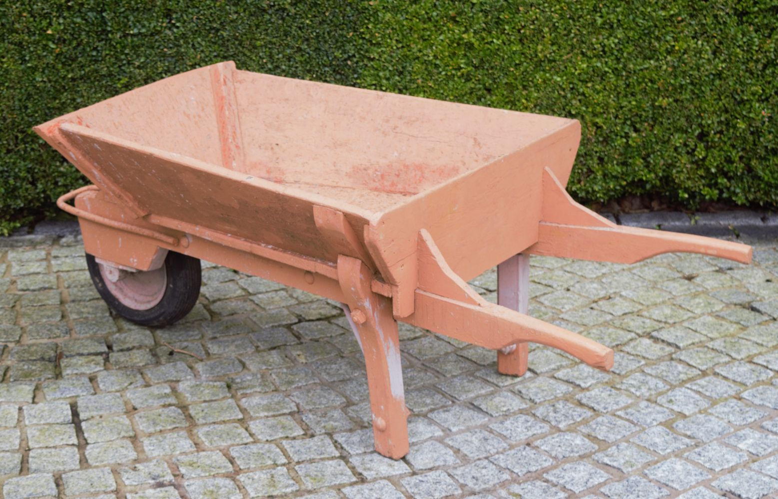 EARLY WOODEN GARDEN WHEELBARROW - Image 2 of 3