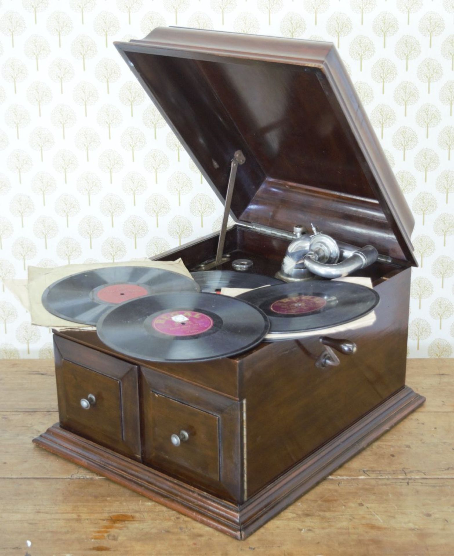 19TH-CENTURY MAHOGANY CABINET GRAMOPHONE - Bild 2 aus 3