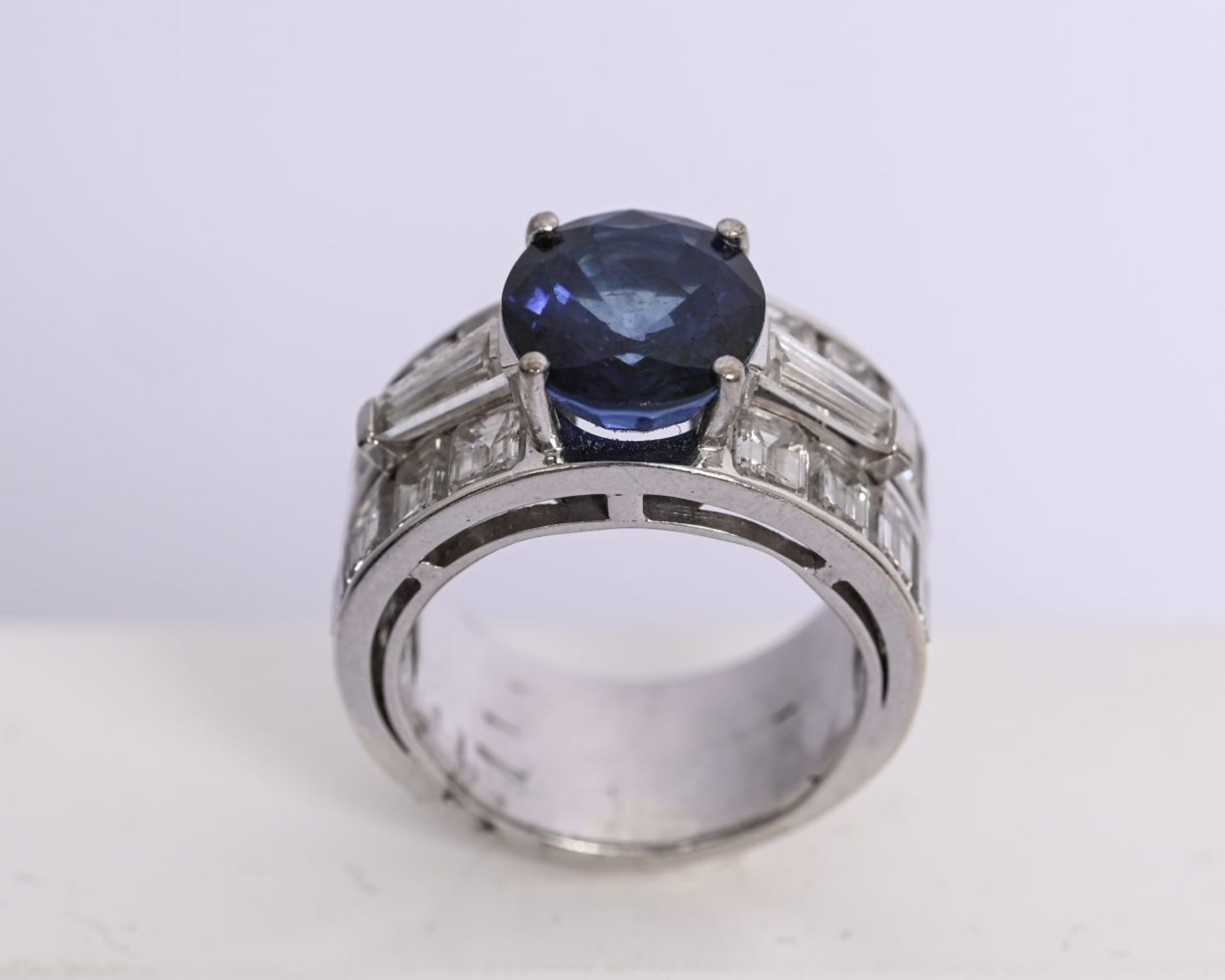 18K WHITE GOLD NATURAL CEYLON SAPPHIRE RING