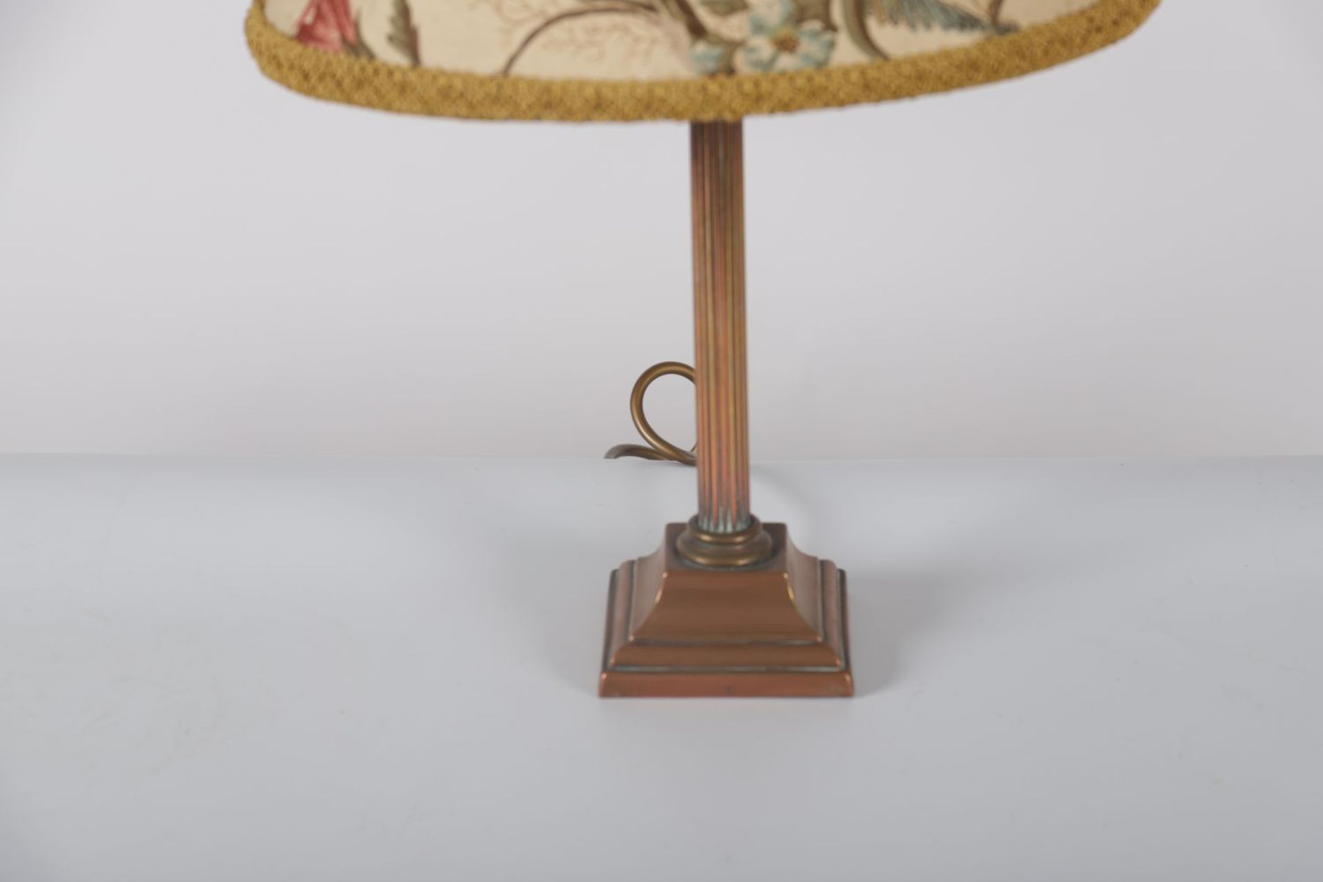 EDWARDIAN CORINTHIAN PILLARED TABLE LAMP - Image 3 of 3