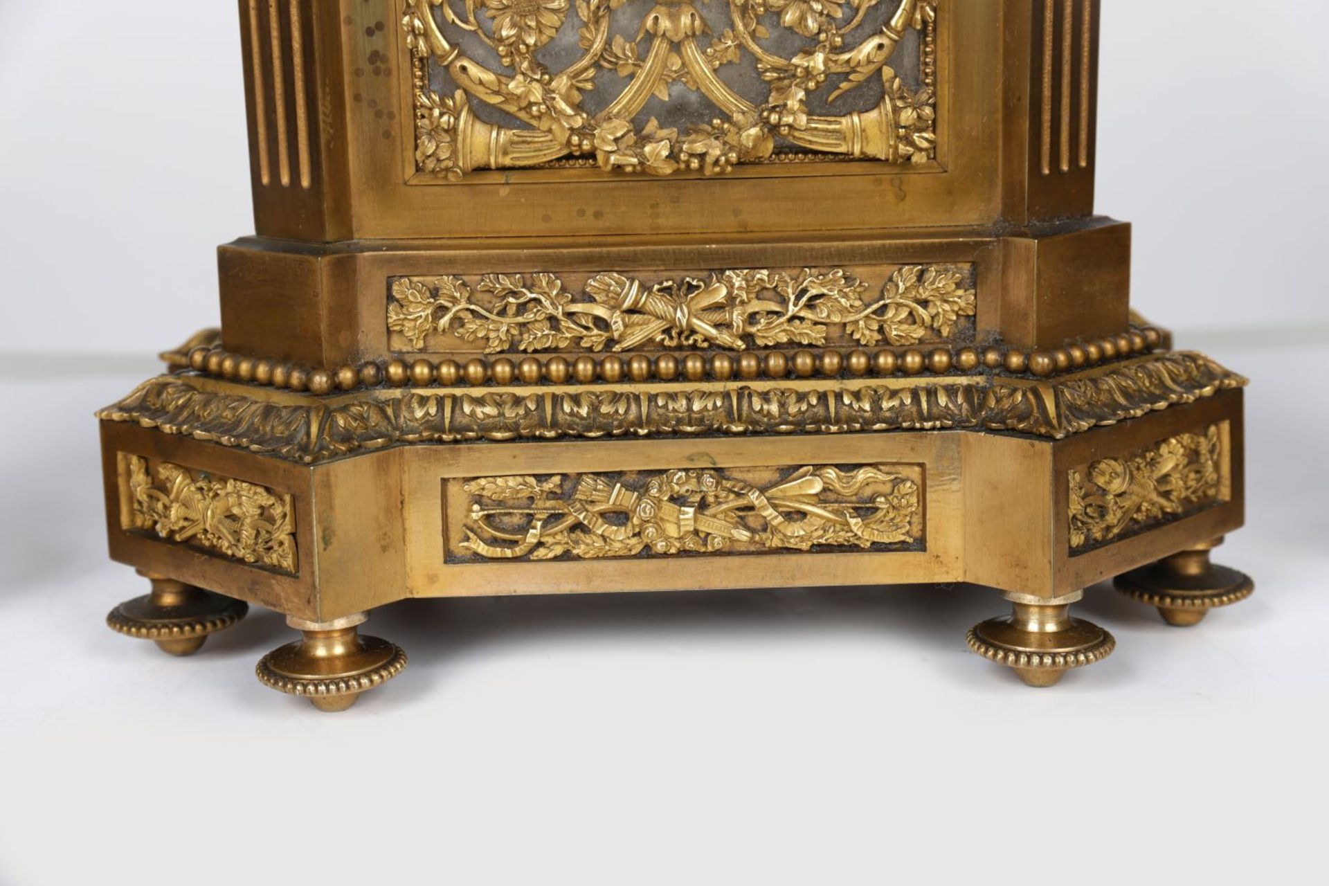 IMPORTANT 19TH-CENTURY ORMOLU CLOCK GARNITURE - Image 4 of 4