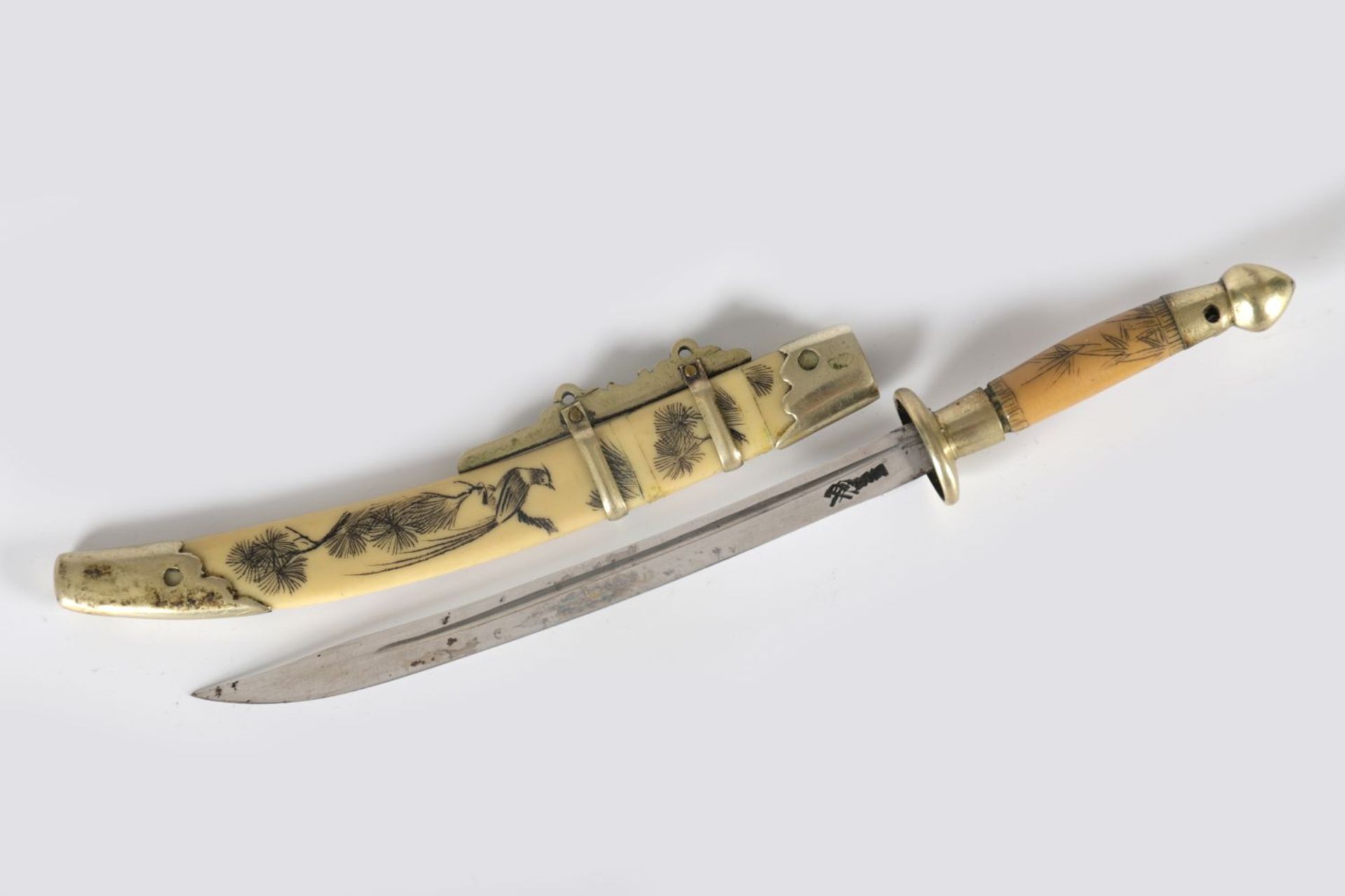 JAPANESE SCRIMSHAW BONE PAPER KNIFE - Bild 2 aus 3