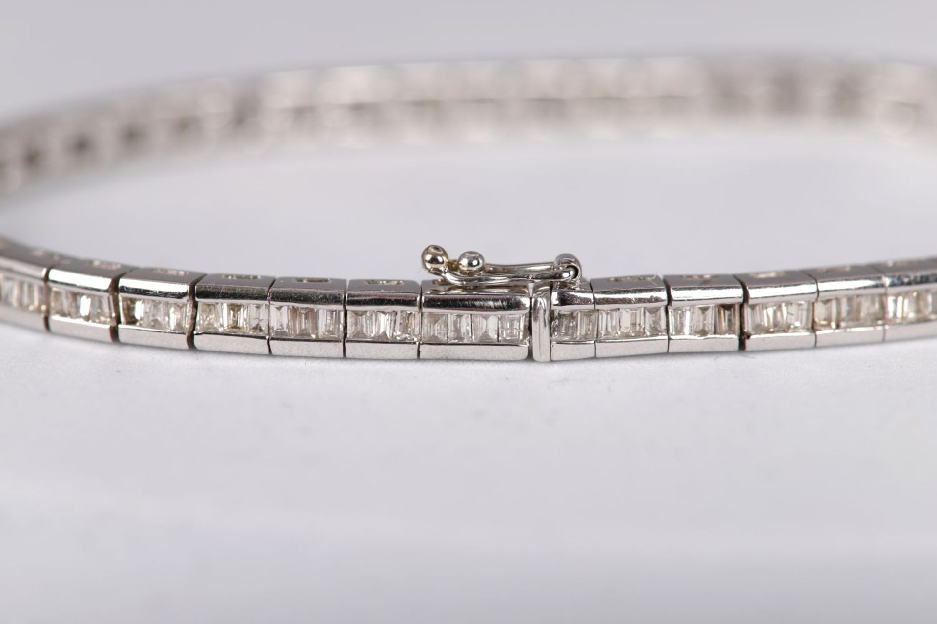 18K WHITE GOLD AND DIAMOND BRACELET - Image 3 of 4