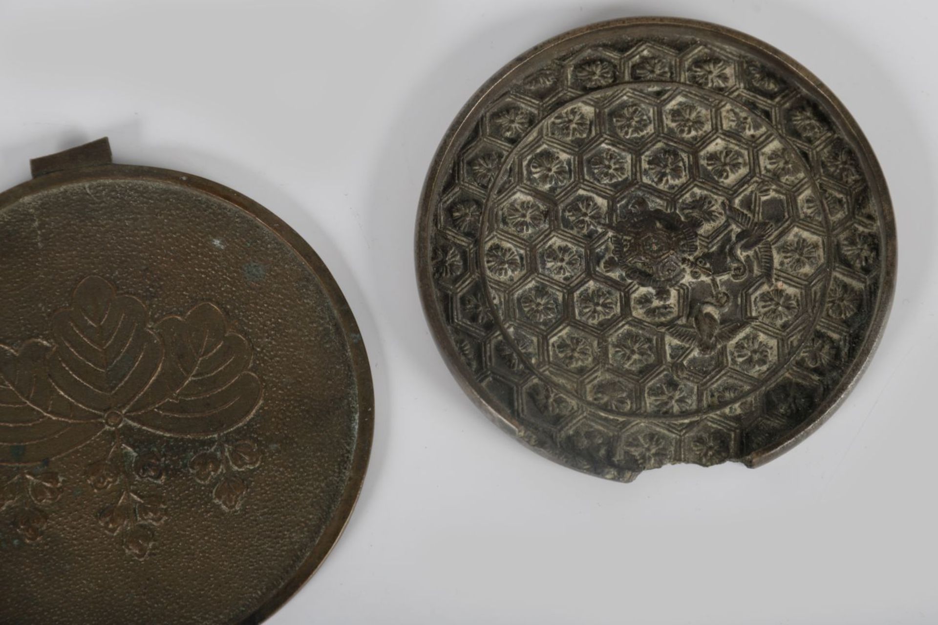 GROUP OF 4 17/18TH-CENTURY JAPANESE BRONZE MIRRORS - Image 4 of 4
