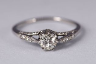 18K WHITE GOLD & DIAMOND SOLITAIRE RING