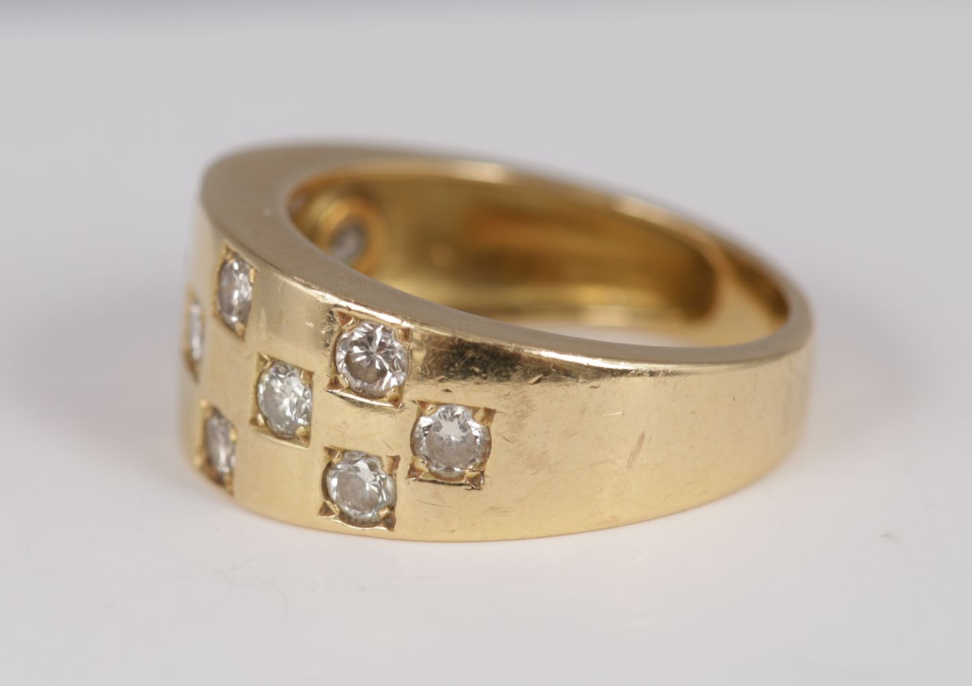 18K GOLD AND DIAMOND WEDDING BAND RING - Image 2 of 3