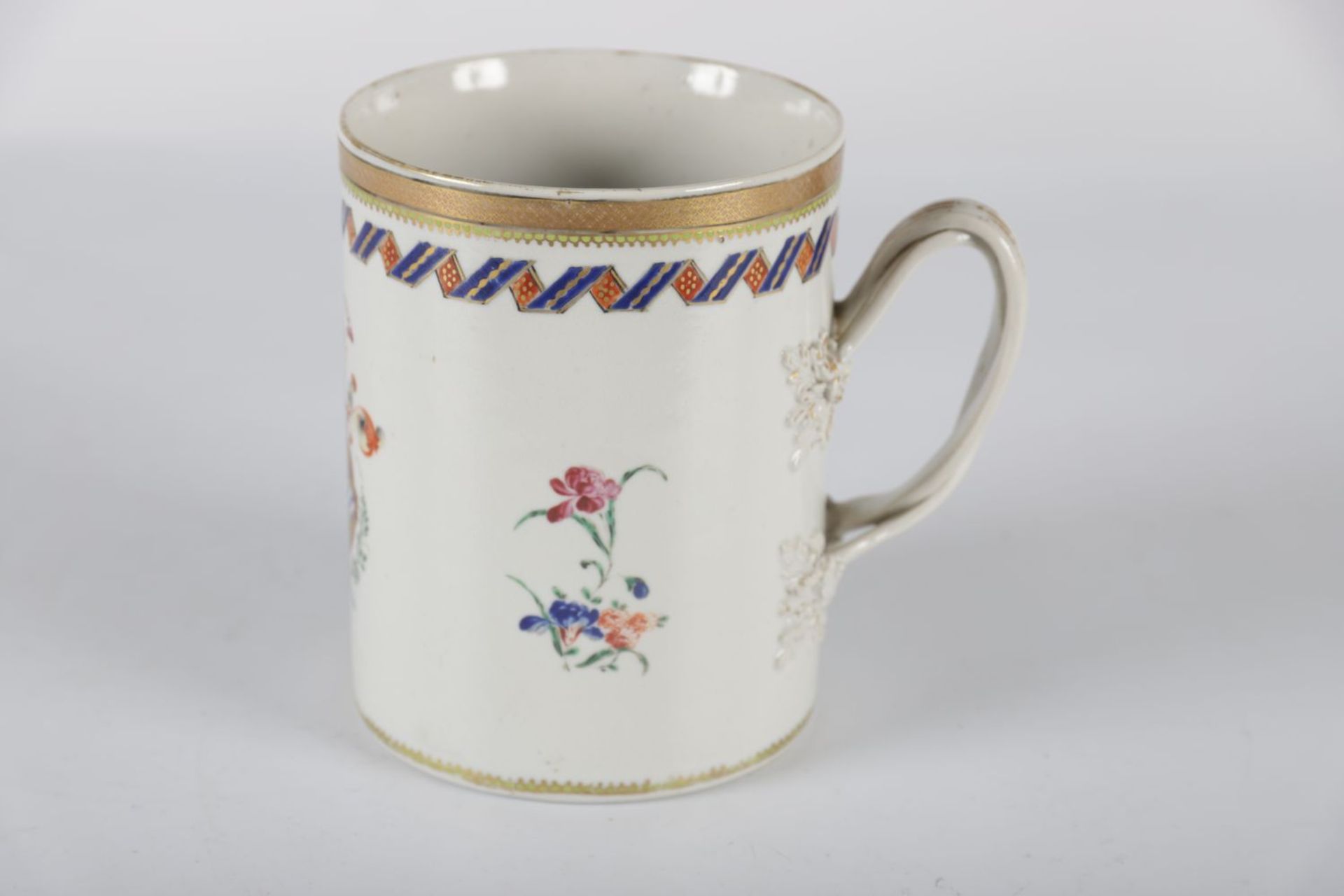 CHINESE EXPORT ARMORIAL CYLINDRICAL MUG - Image 2 of 3
