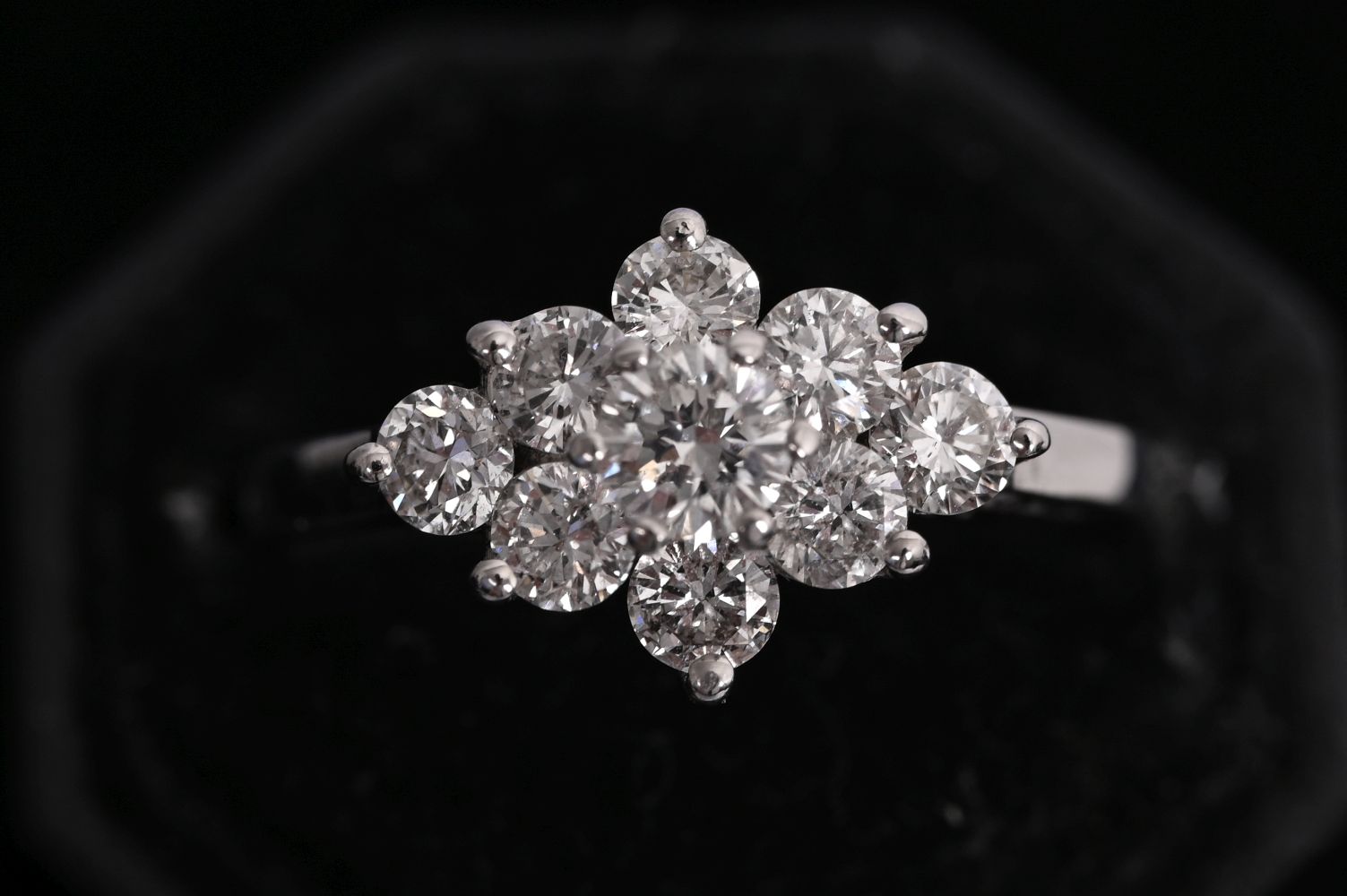 18K WHITE GOLD & DIAMOND CLUSTER RING