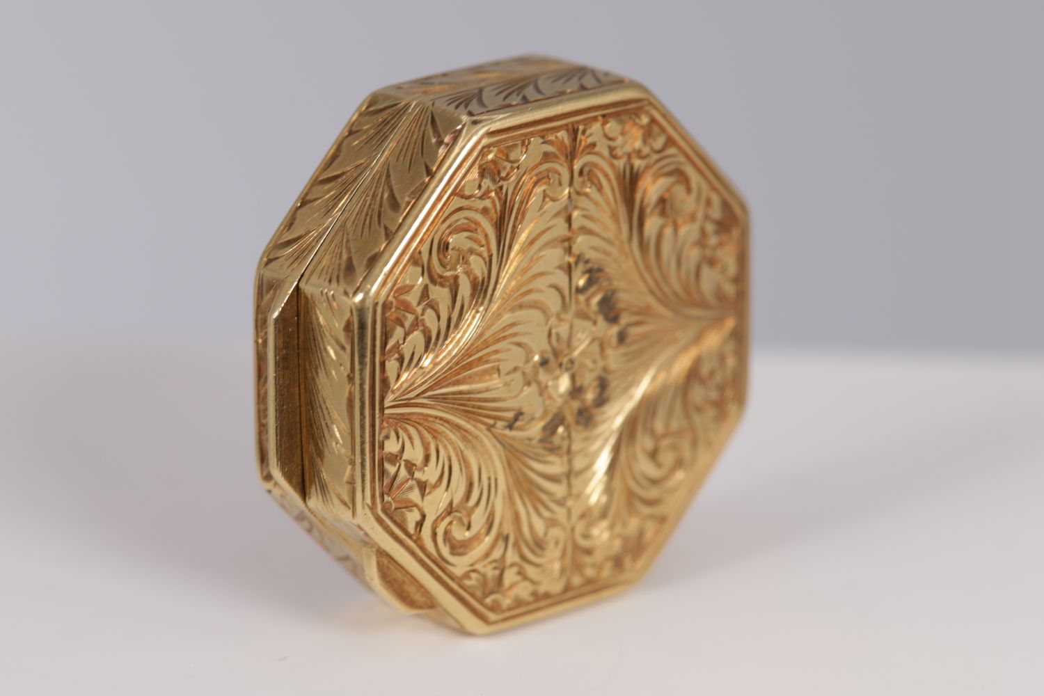 18K GOLD CHASED PILL BOX - Image 3 of 4