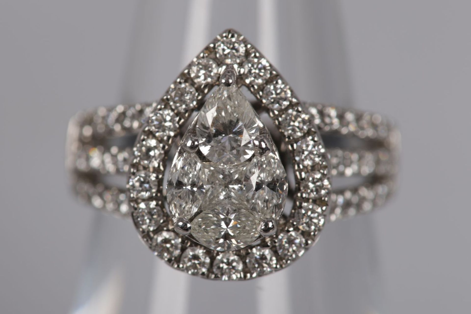 18K WHITE GOLD & DIAMOND RING - Image 2 of 4