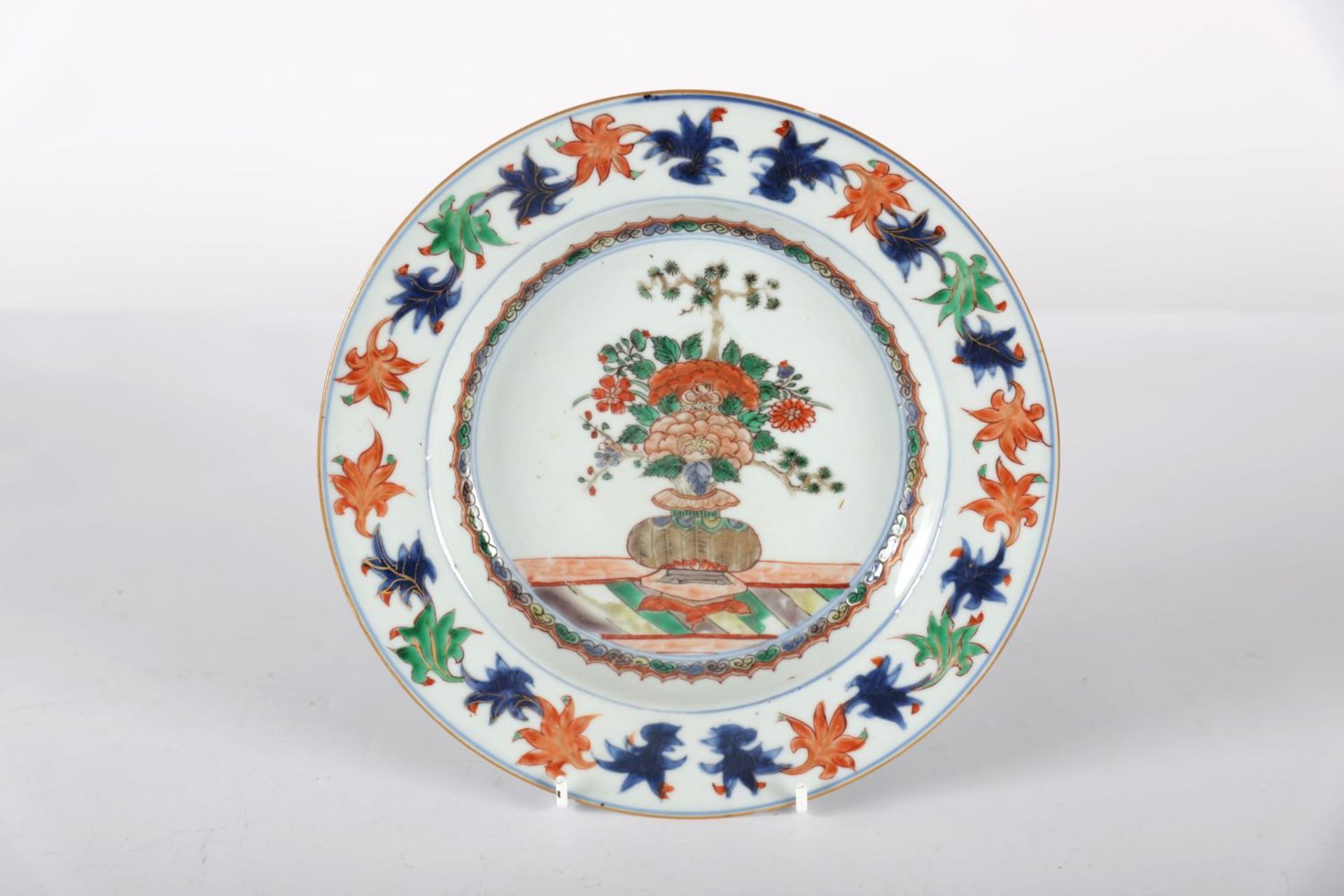 18TH-CENTURY CHINESE FAMILLE ROSE PLATE