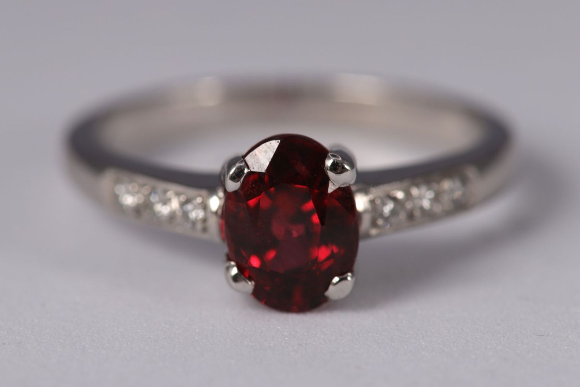 18K WHITE GOLD, SPINEL & DIAMOND RING - Image 3 of 4