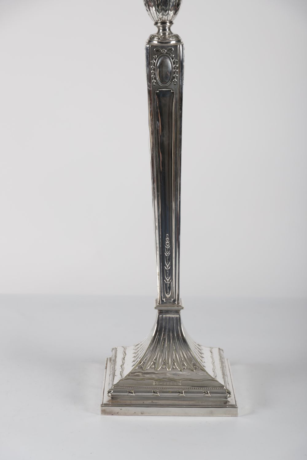 VICTORIAN SILVER-STEMMED OIL LAMP - Image 3 of 3