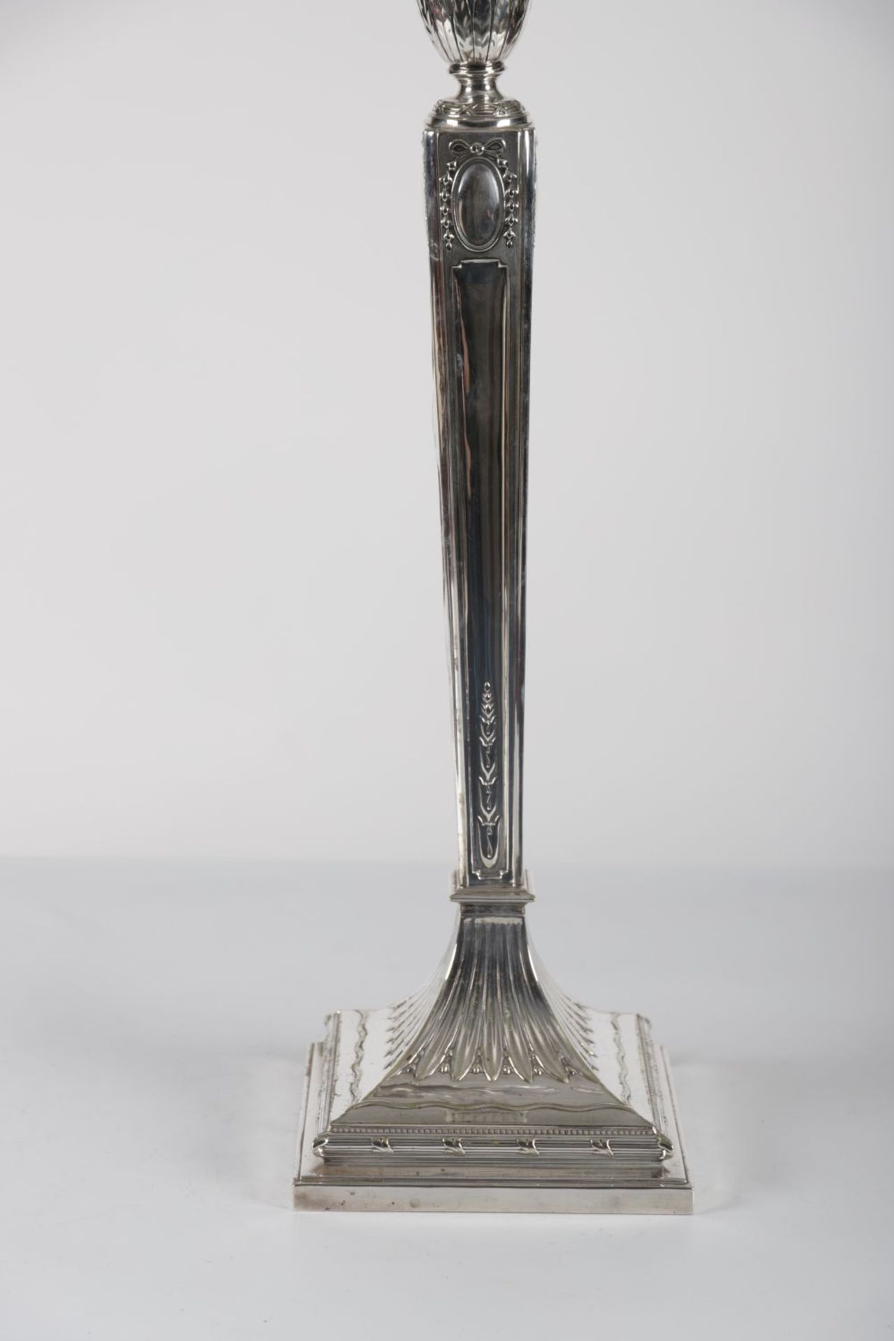 VICTORIAN SILVER-STEMMED OIL LAMP - Image 3 of 3