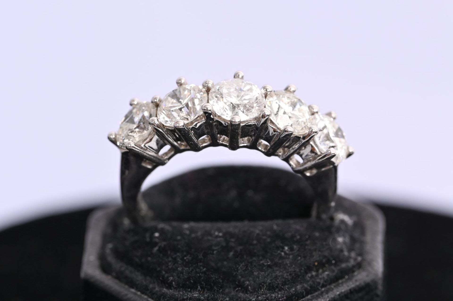 18K WHITE GOLD 5 STONE DIAMOND RING - Image 2 of 3