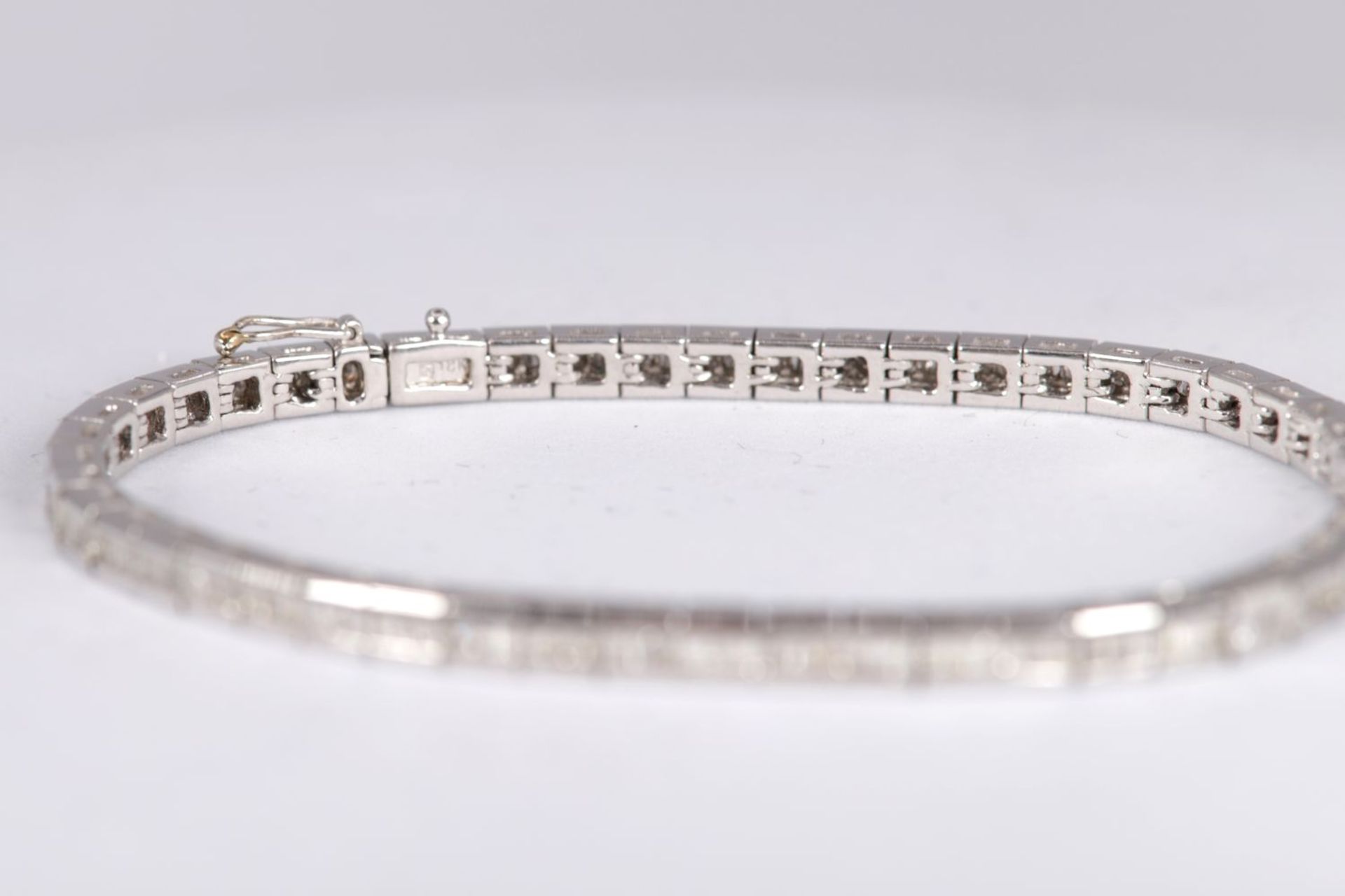 18K WHITE GOLD AND DIAMOND BRACELET - Image 2 of 4