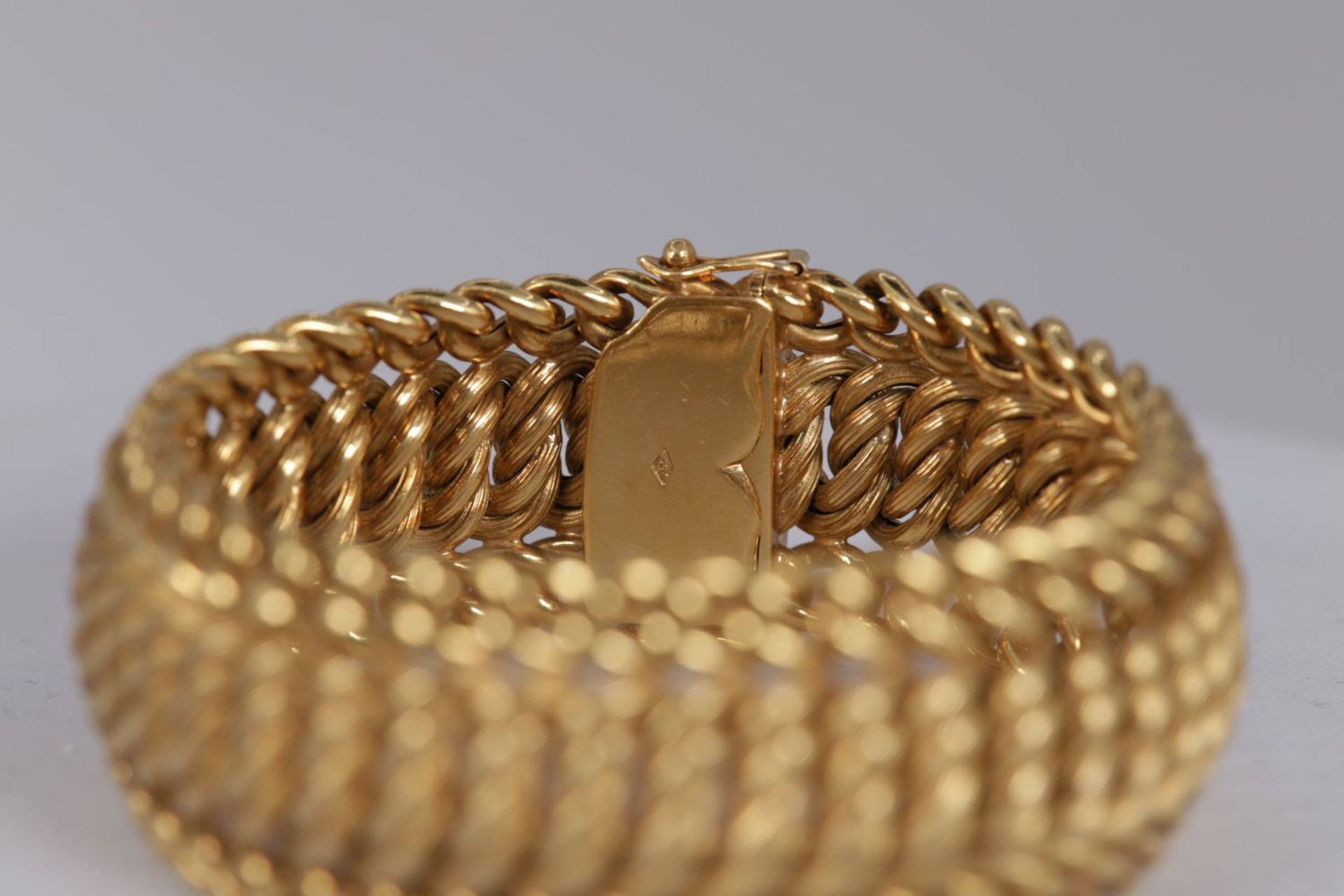 18K GOLD DOUBLED CURB LINK BRACELET - Image 2 of 3