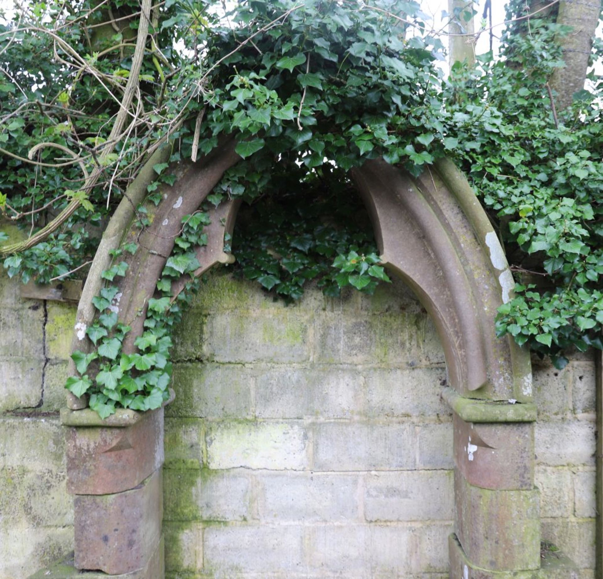 19TH-CENTURY GOTHIC CUT STONE ARCH