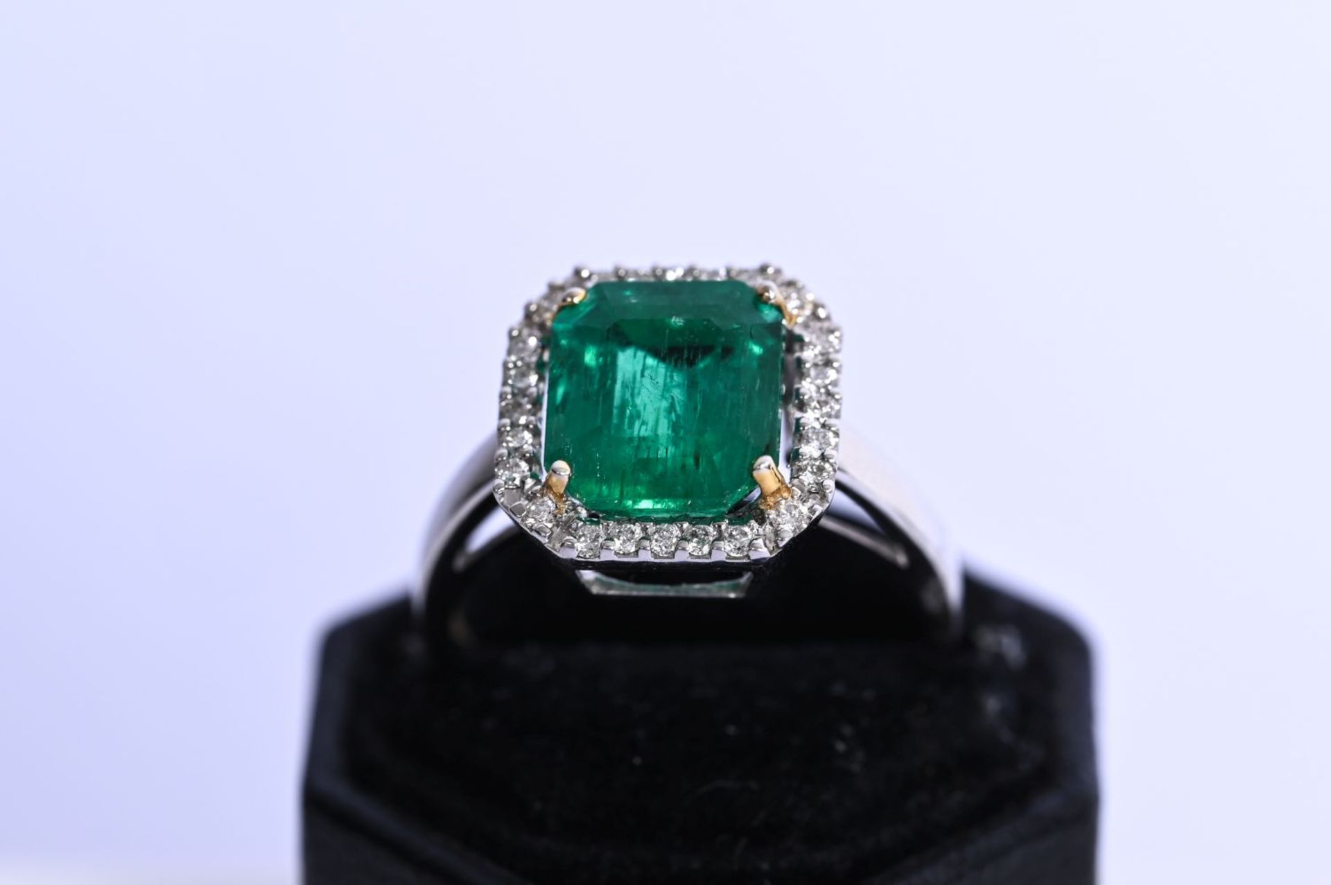 18K WHITE GOLD NATURAL COLOMBIAN EMERALD RING - Image 2 of 2