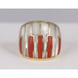 18K YELLOW GOLD & MOTHER O'PEARL RING