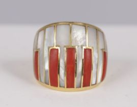 18K YELLOW GOLD & MOTHER O'PEARL RING