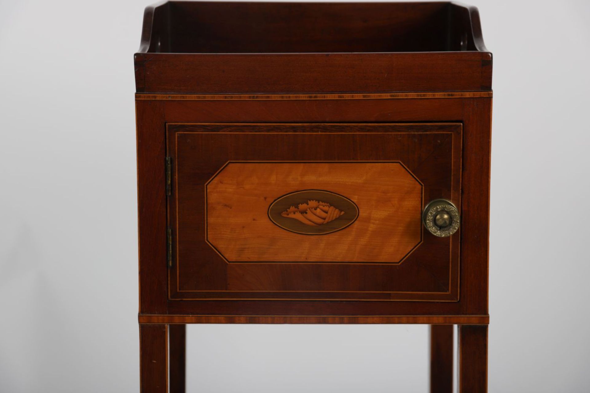 GEORGE III SHERATON BEDSIDE TABLE - Image 2 of 3