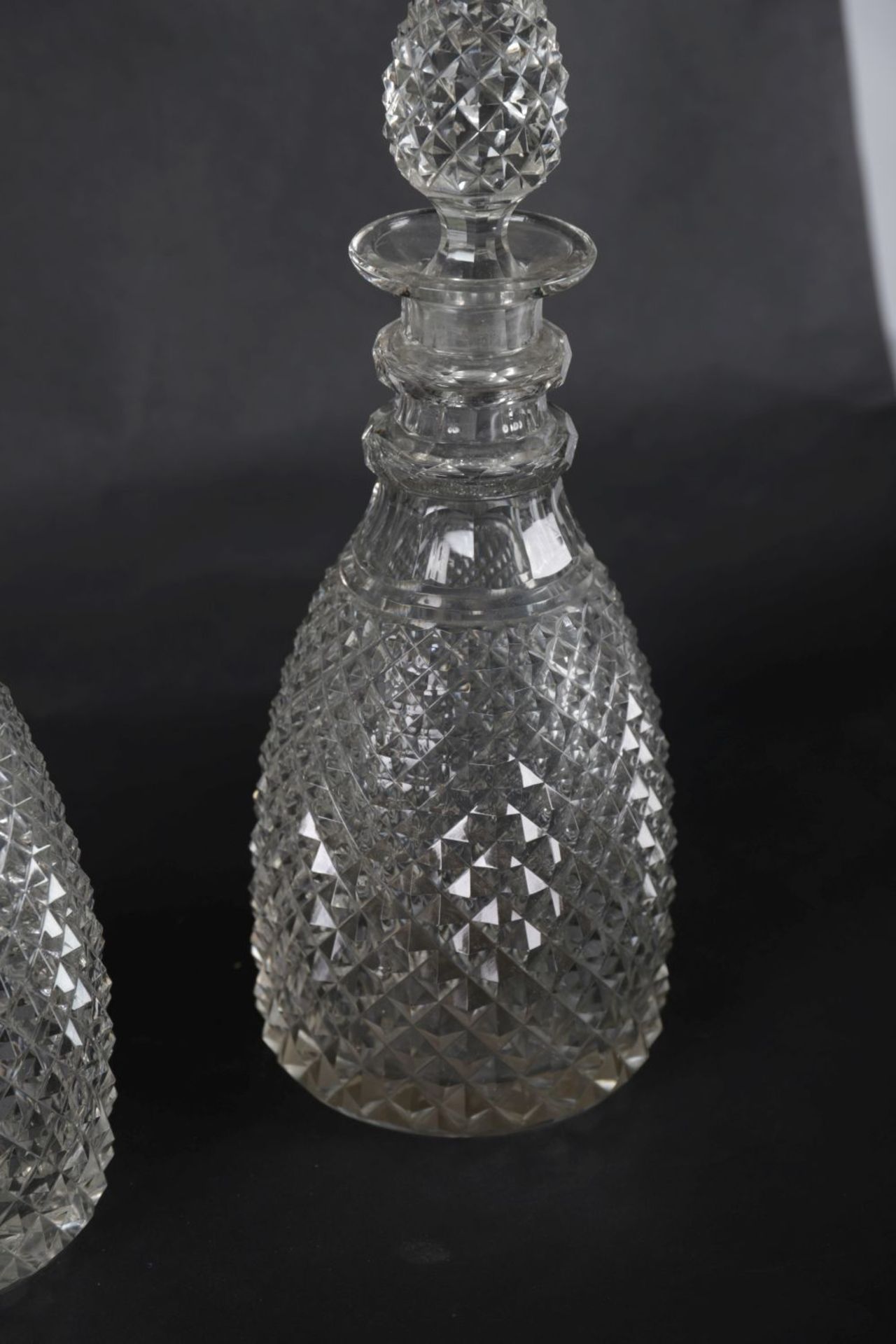 PAIR 18TH-CENTURY IRISH CUT-GLASS DECANTERS - Bild 3 aus 3