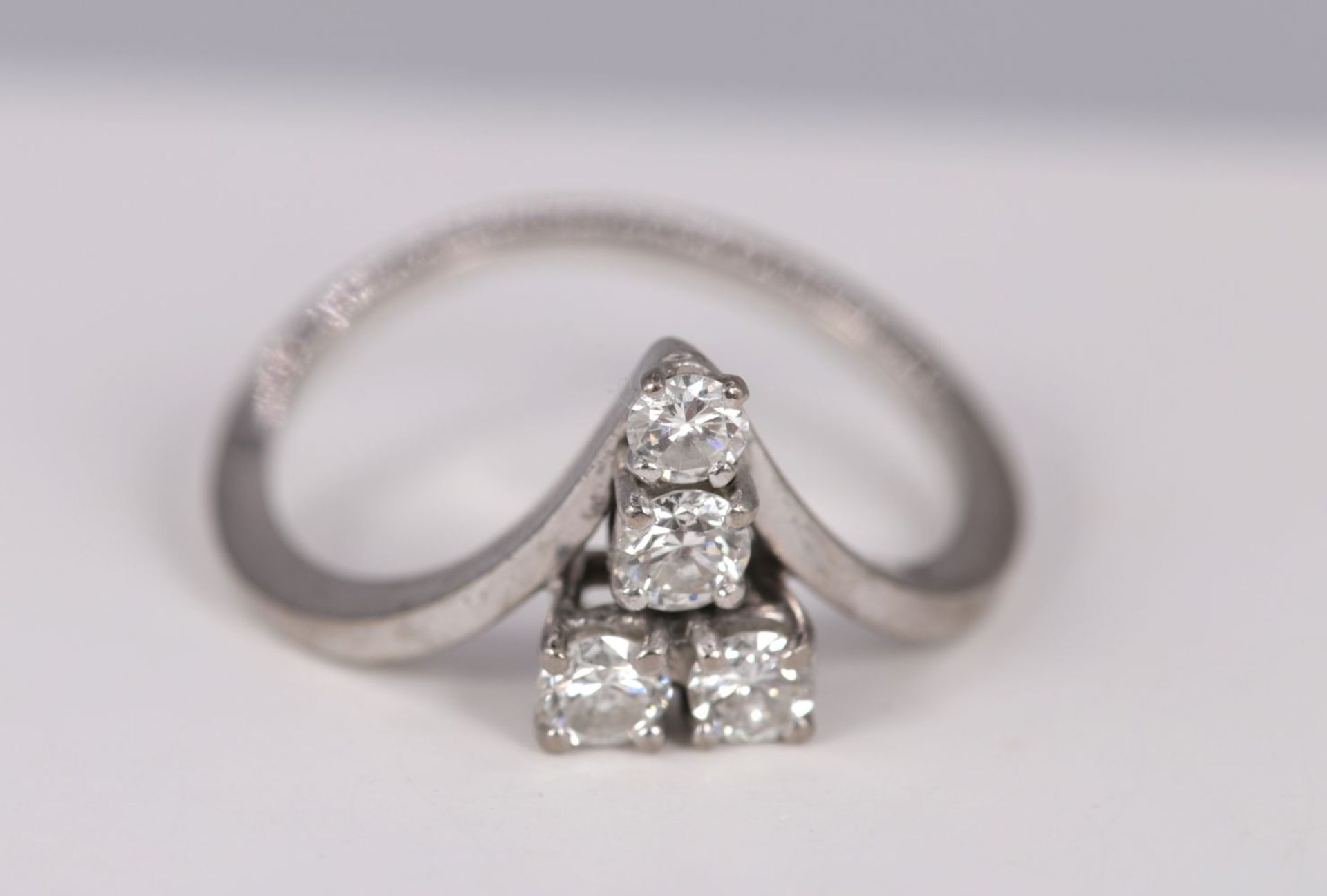 18K WHITE GOLD & DIAMOND RING - Image 4 of 4