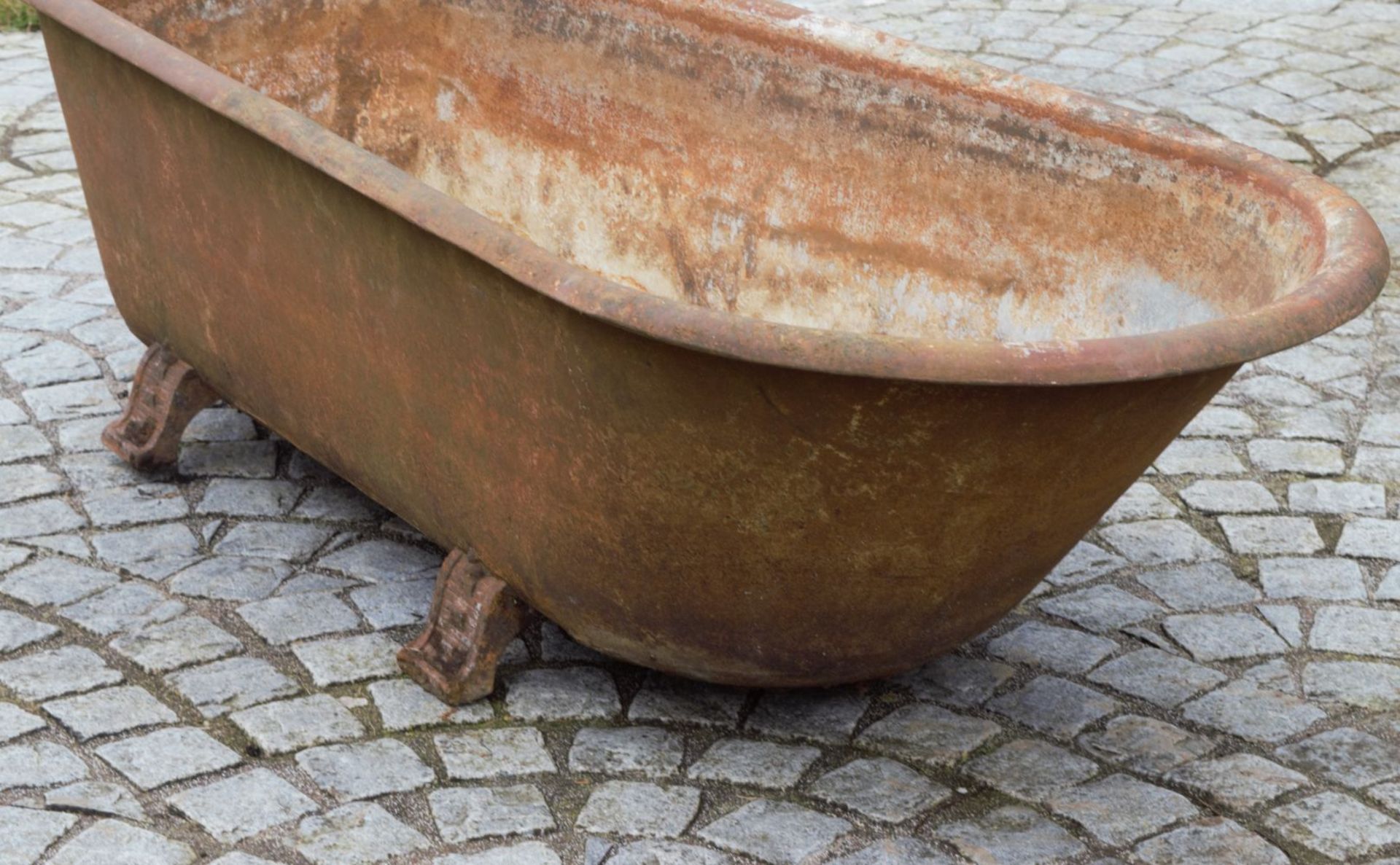 VICTORIAN HEAVY CAST IRON BATH - Image 4 of 4