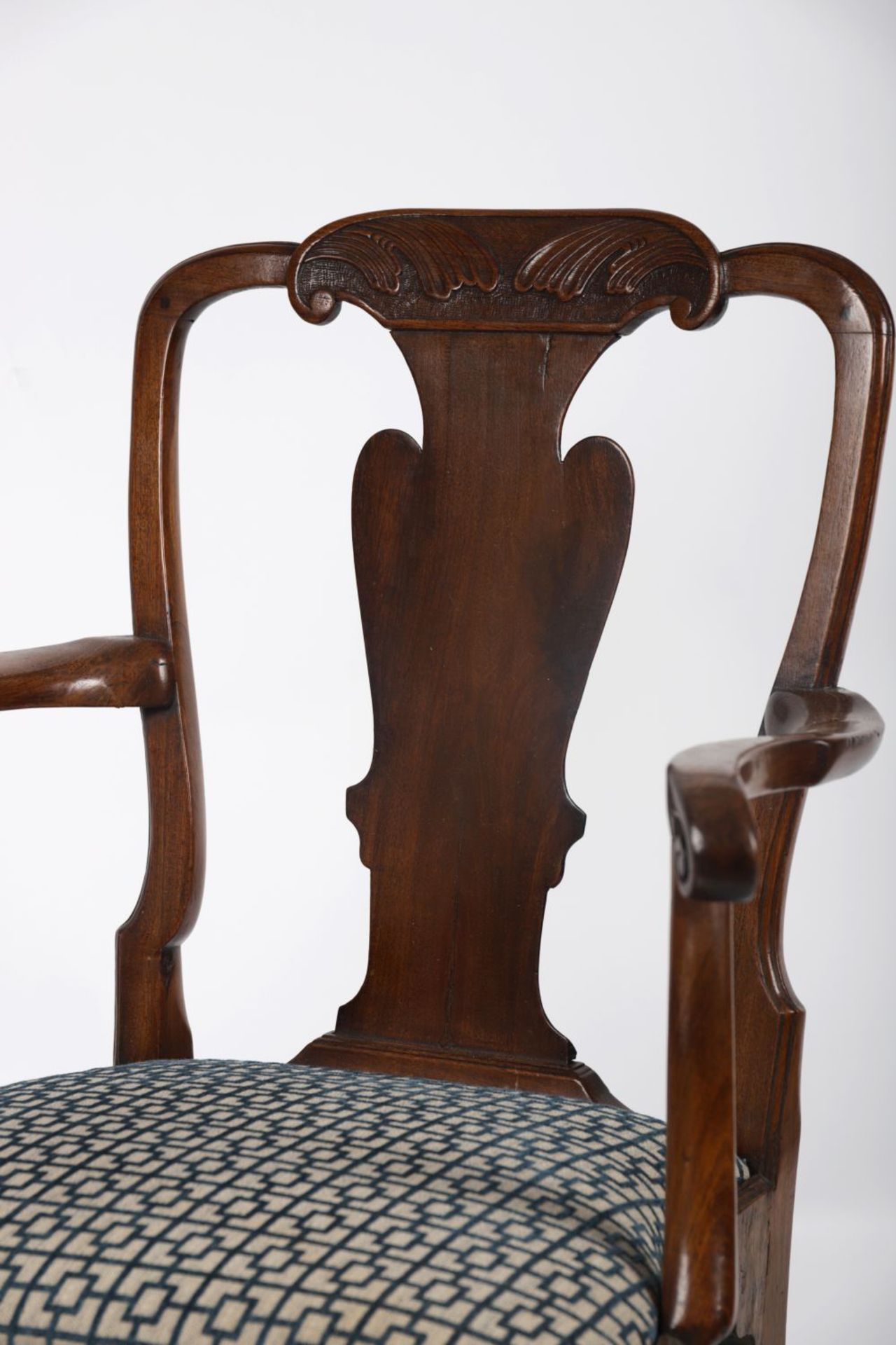 EARLY 18TH-CENTURY MAHOGANY ELBOW CHAIR - Image 2 of 3