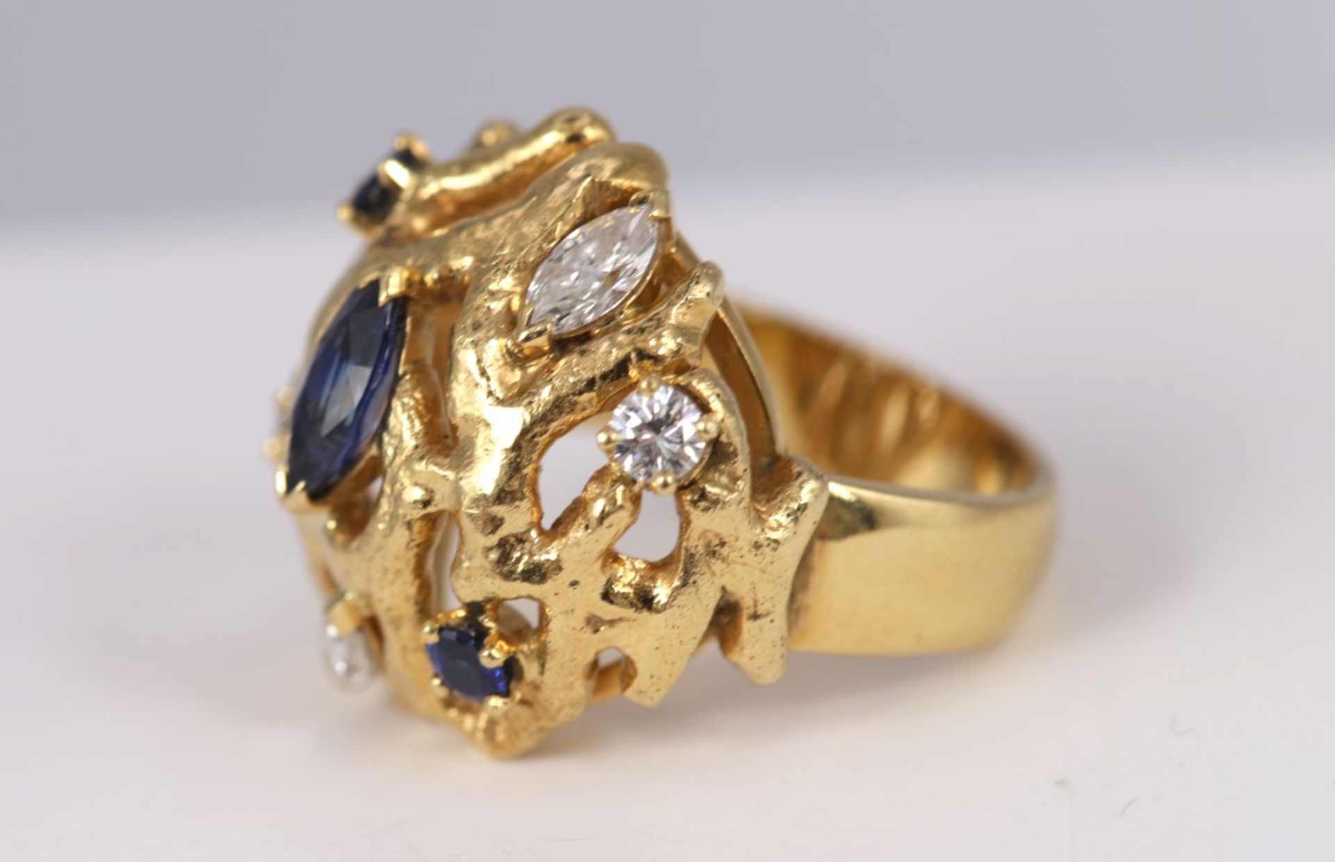 18K YELLOW GOLD, DIAMOND & SAPPHIRE RING - Image 2 of 3