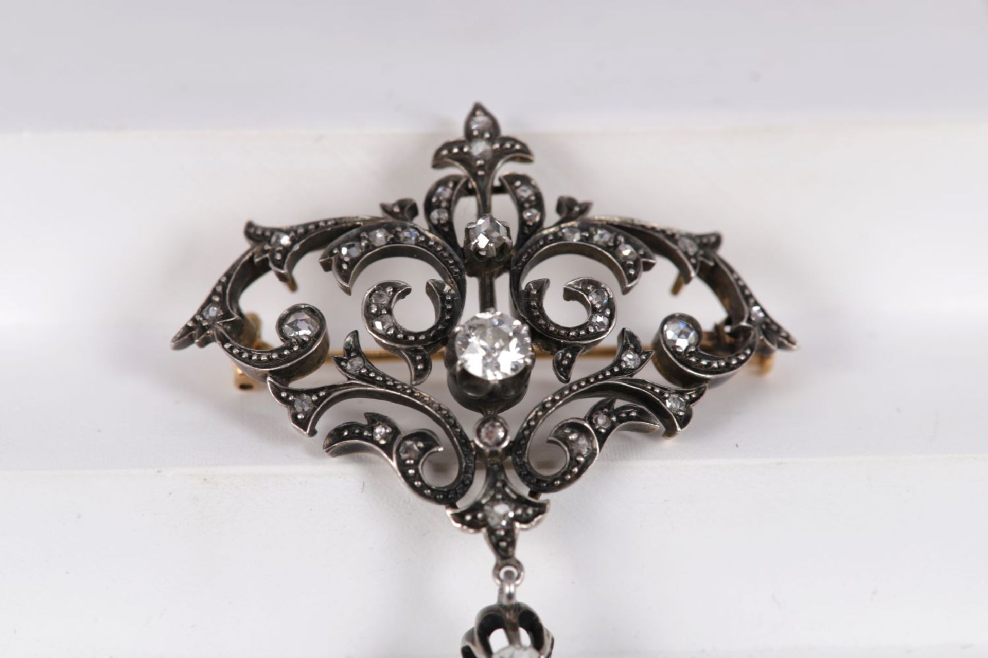 GOLD, DIAMOND & SILVER VOLUTE BROOCH - Image 2 of 3