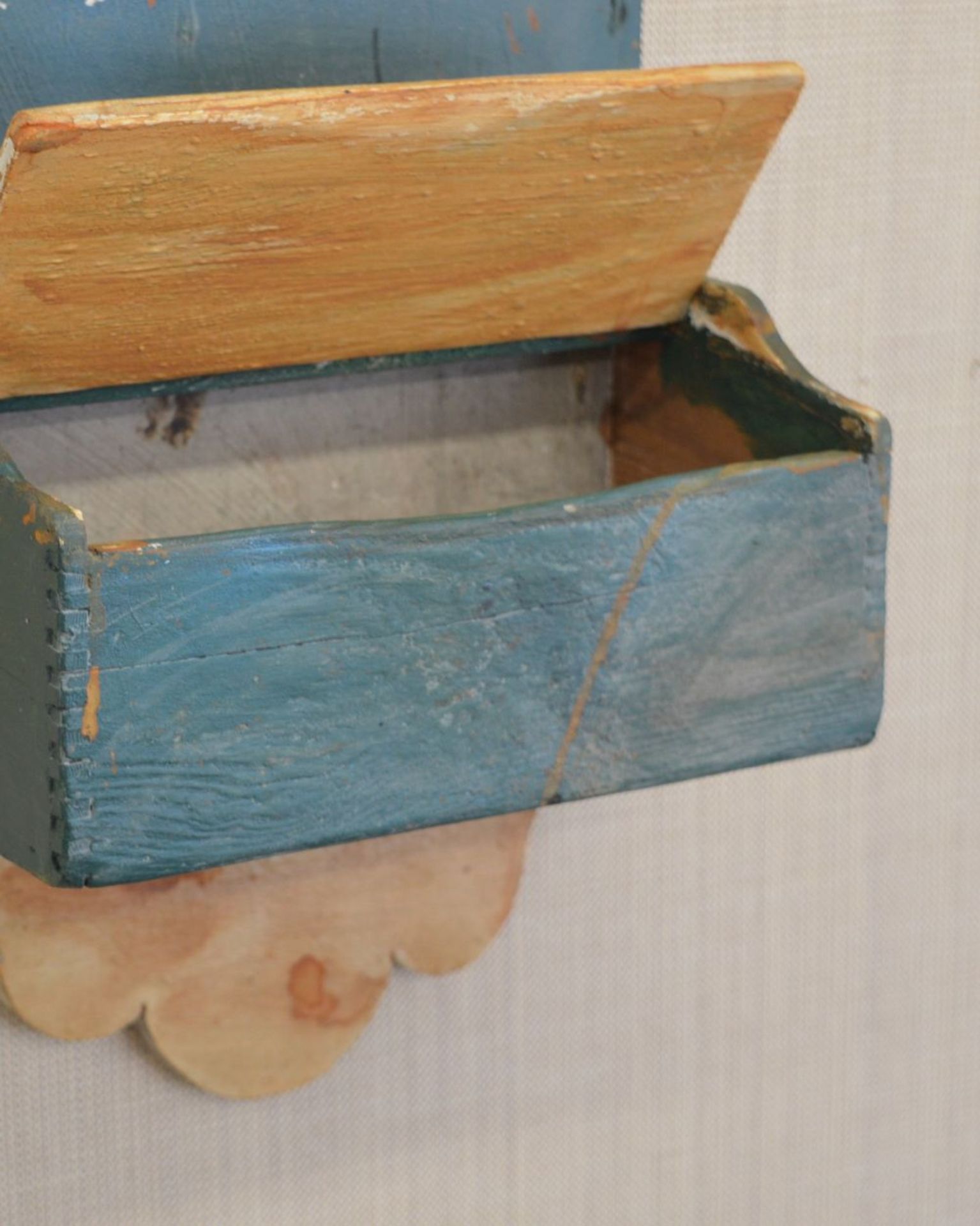 19TH-CENTURY PAINTED PINE WALL HANGING KNIFE RACK/SALT BOX - Bild 3 aus 4