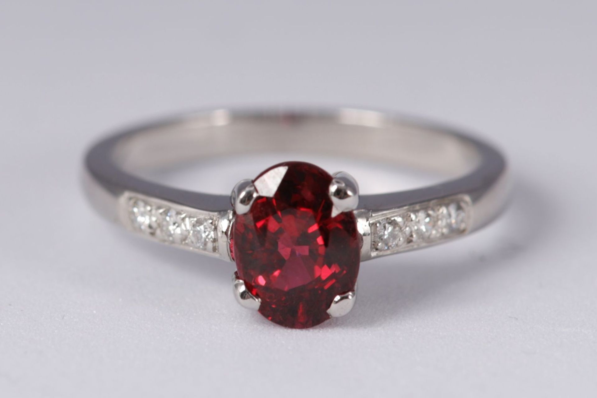 18K WHITE GOLD, SPINEL & DIAMOND RING