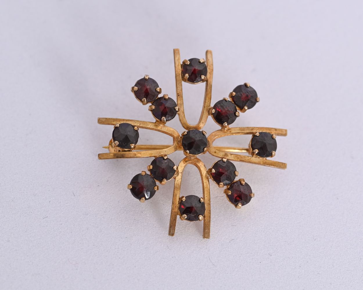 EDWARDIAN GOLD & GARNET STAR BROOCH