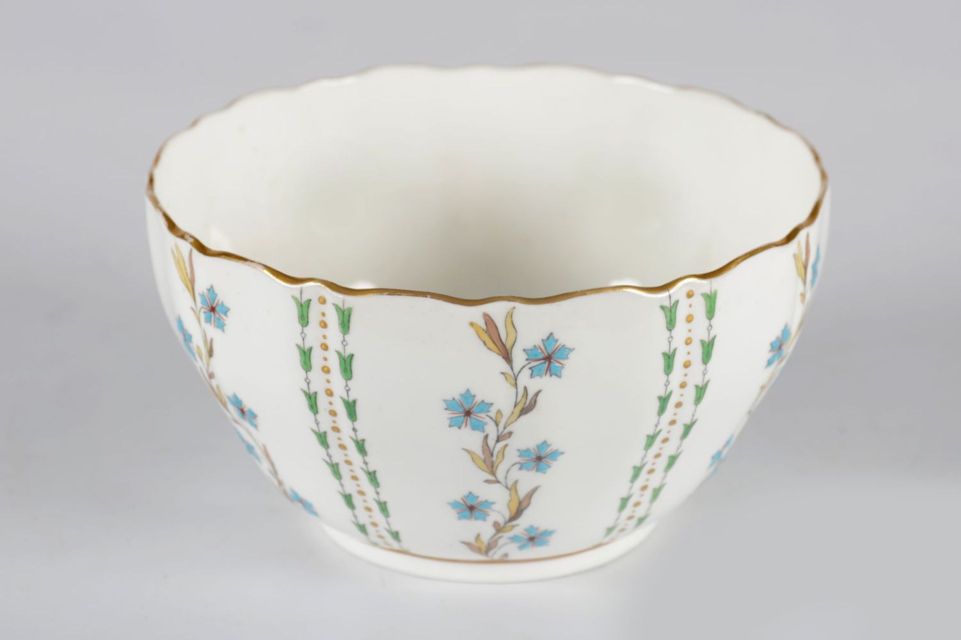 19TH-CENTURY ENGLISH PORCELAIN POLYCHROME BOWL