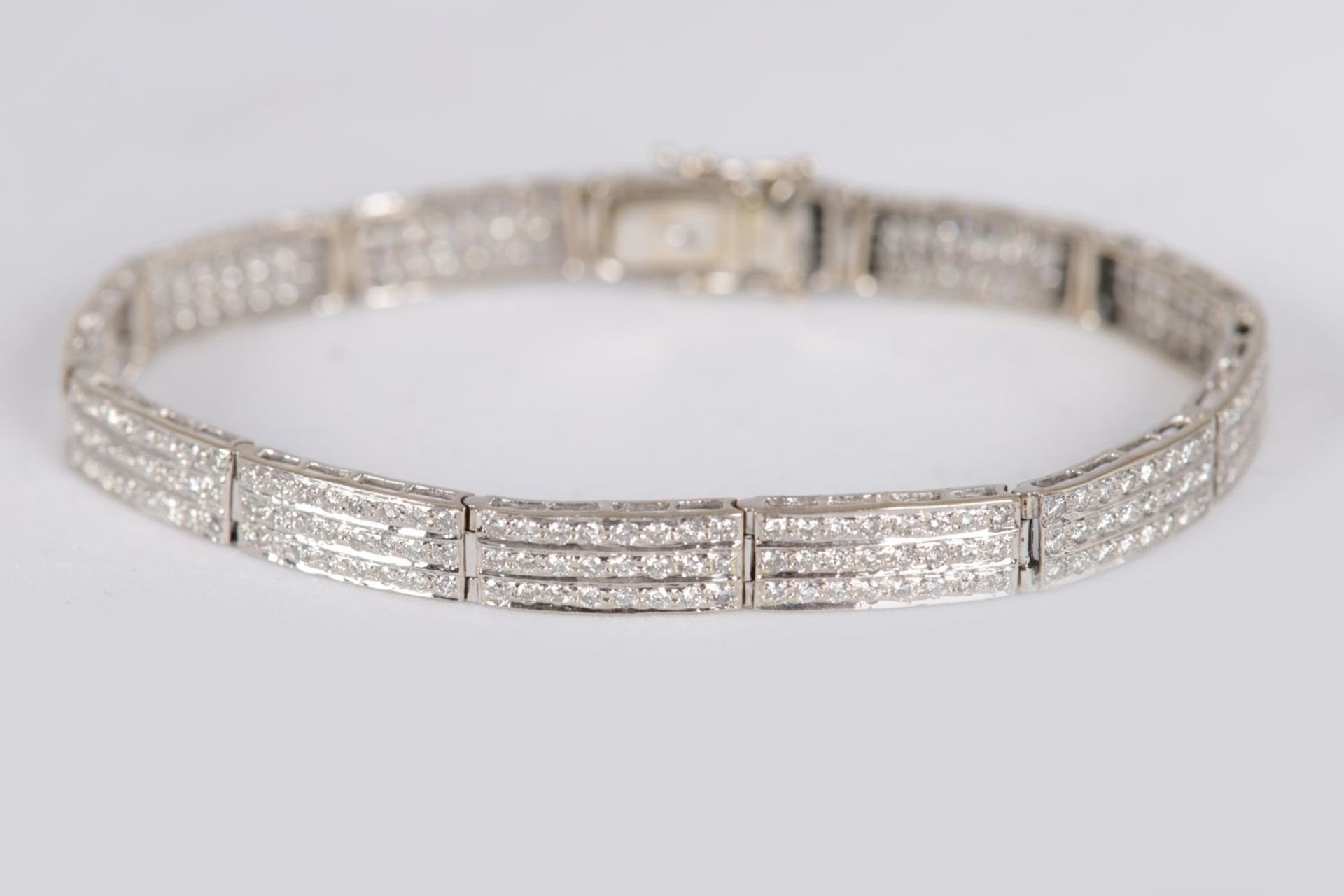 18K WHITE GOLD & DIAMOND TENNIS BRACELET