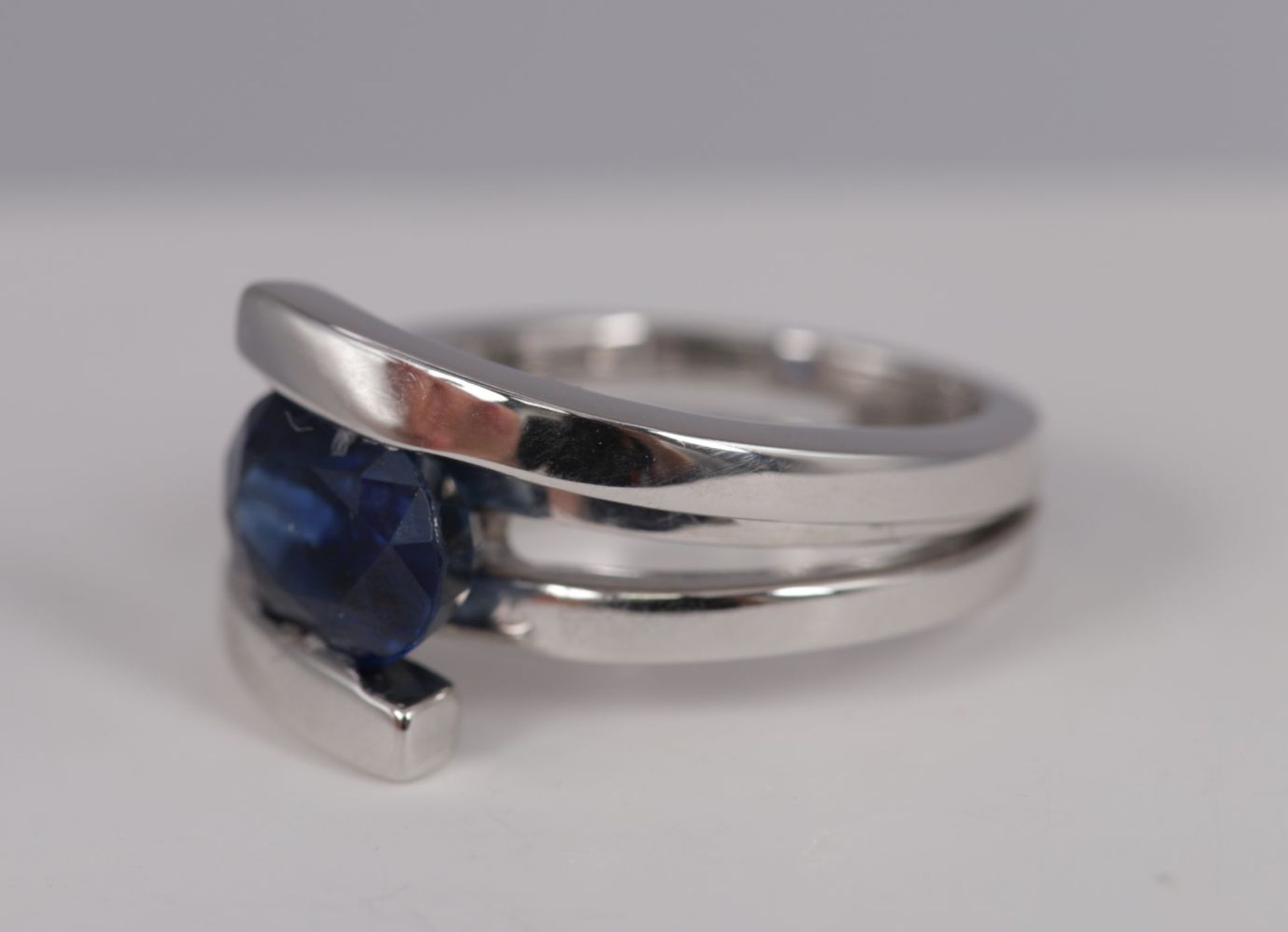18K WHITE GOLD AND SAPPHIRE RING - Image 2 of 3