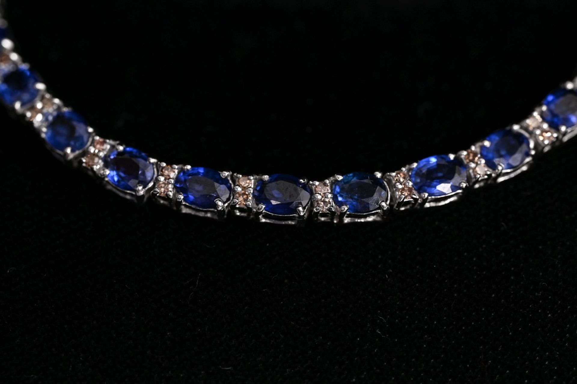 18K WHITE GOLD SAPPHIRE & DIAMOND TENNIS BRACELET - Image 2 of 3