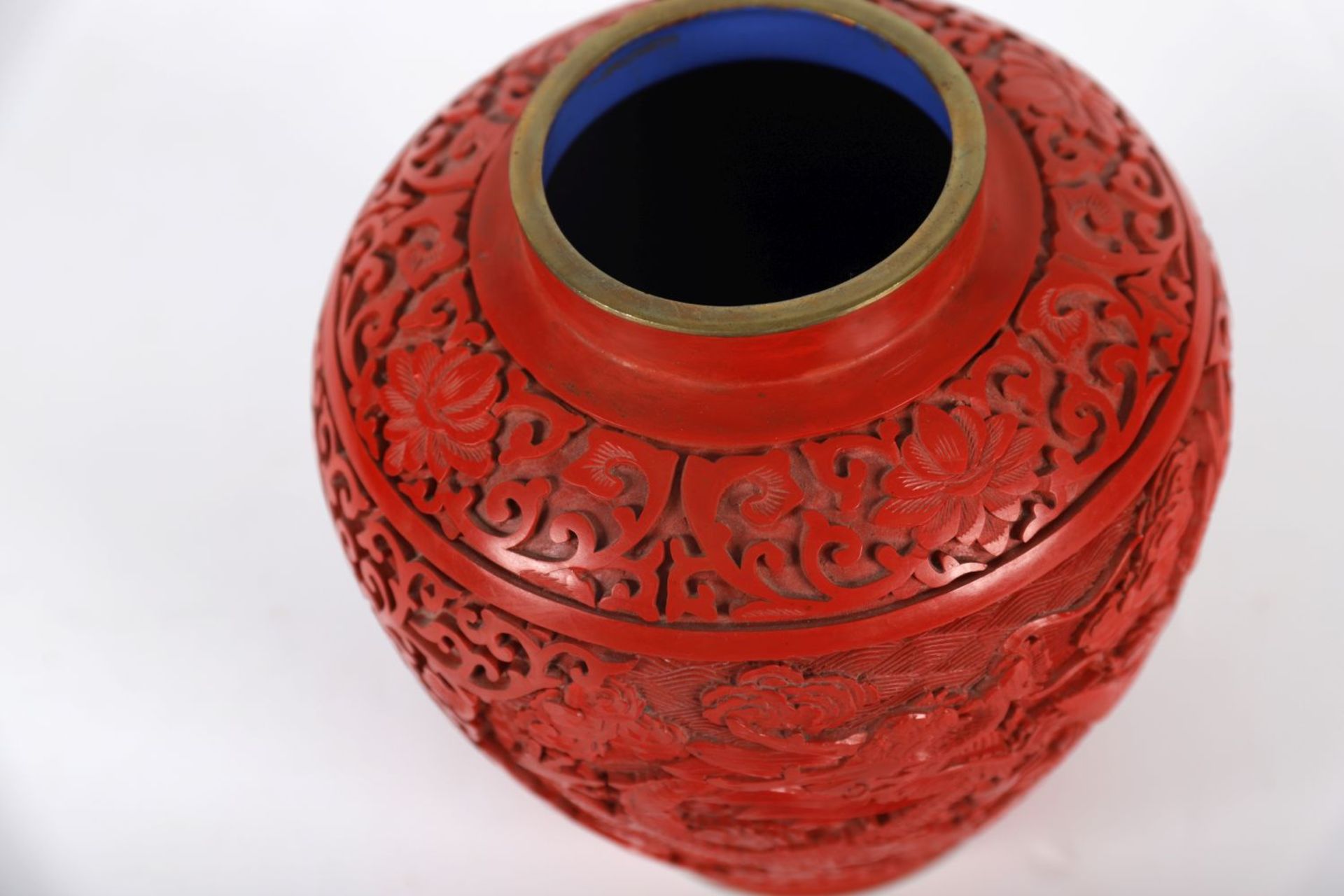 CHINESE CINNABAR LACQUERED VASE - Image 3 of 3