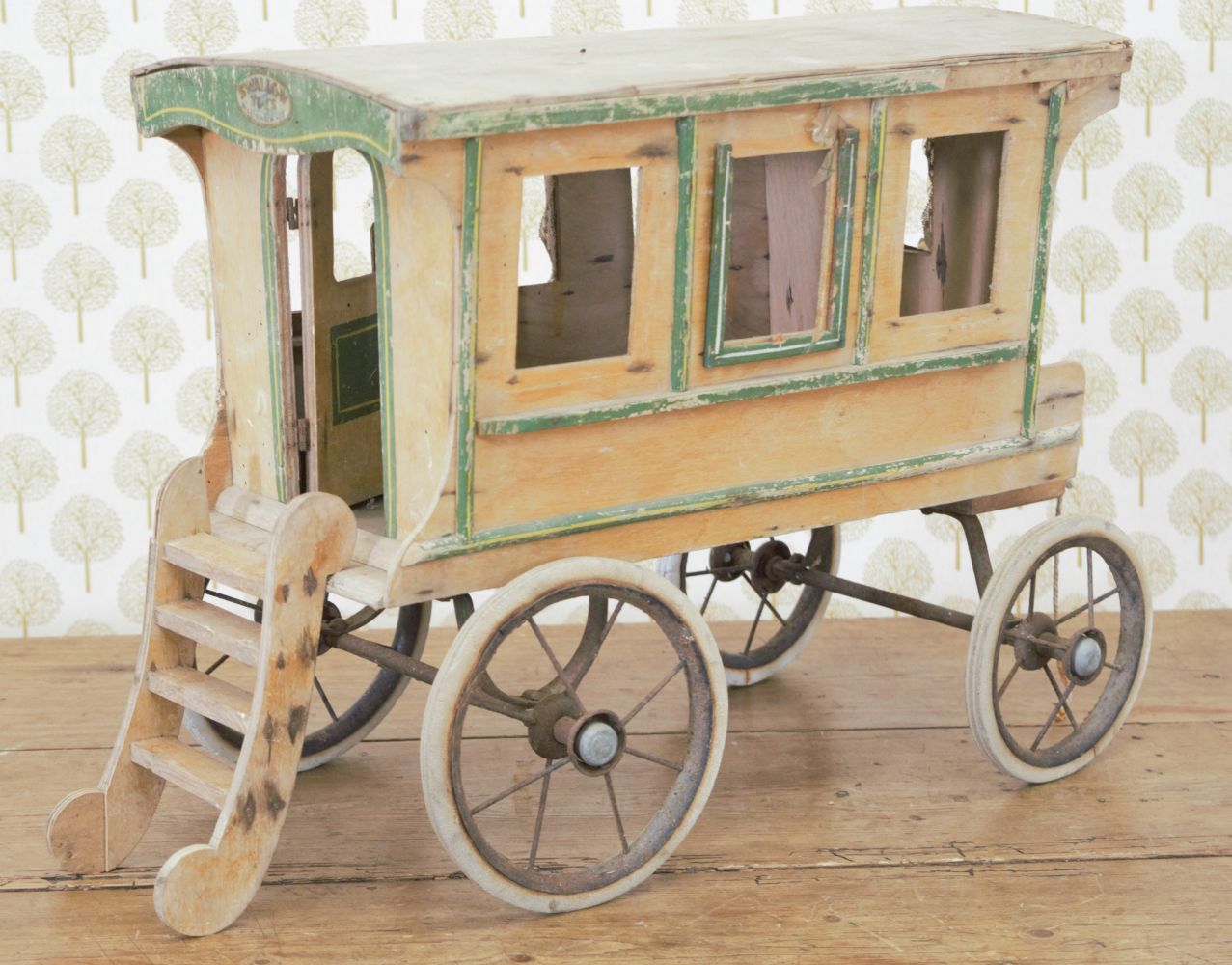 PINE MODEL OF A 4-WHEEL CARRIAGE