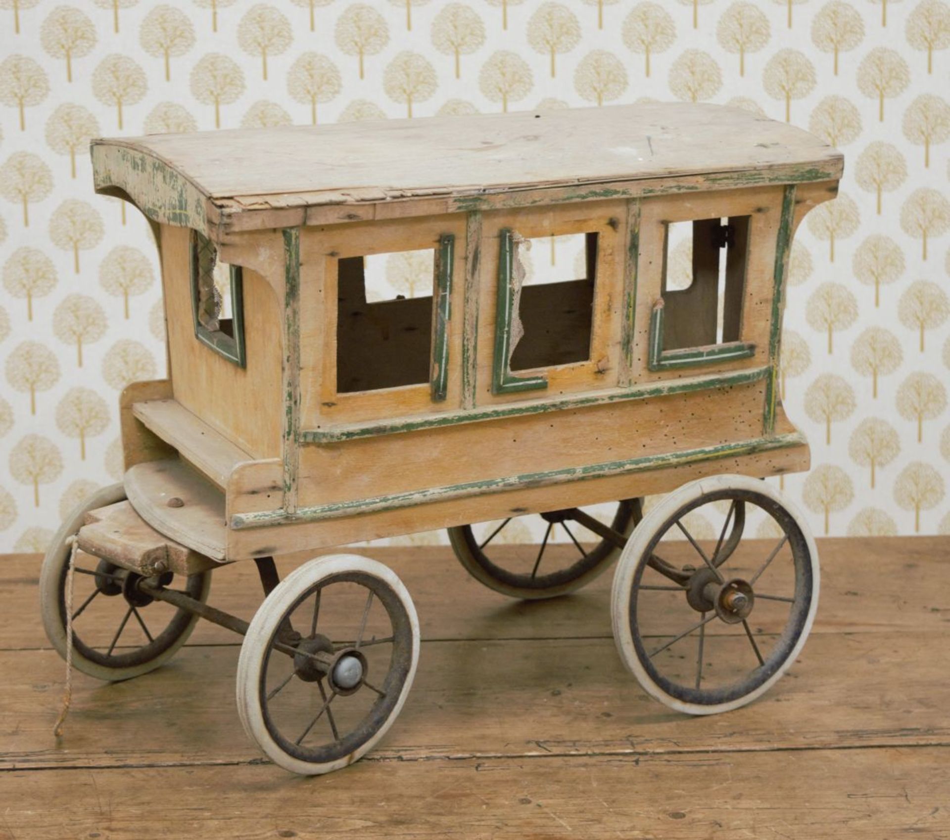 PINE MODEL OF A 4-WHEEL CARRIAGE - Image 2 of 3