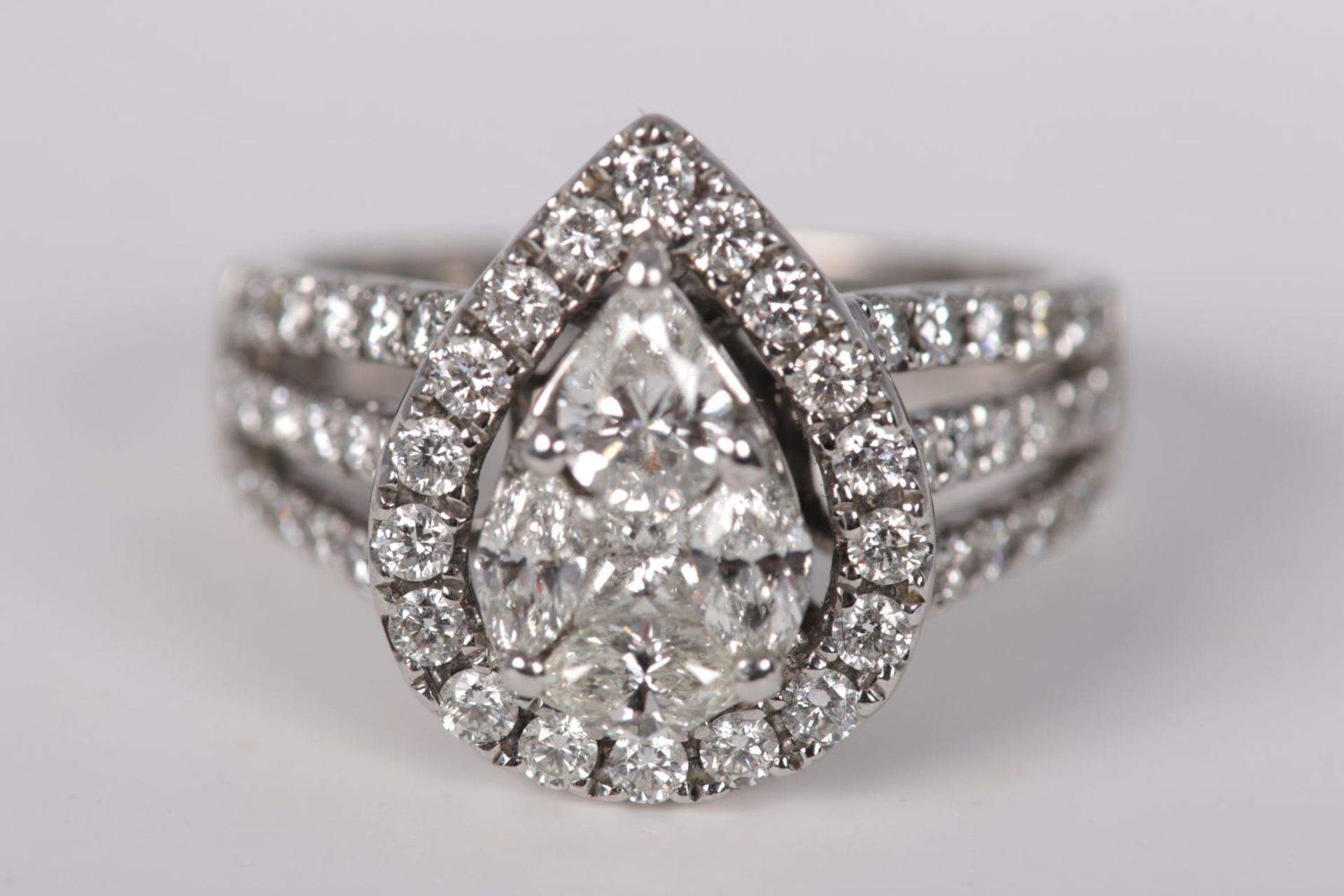 18K WHITE GOLD & DIAMOND RING