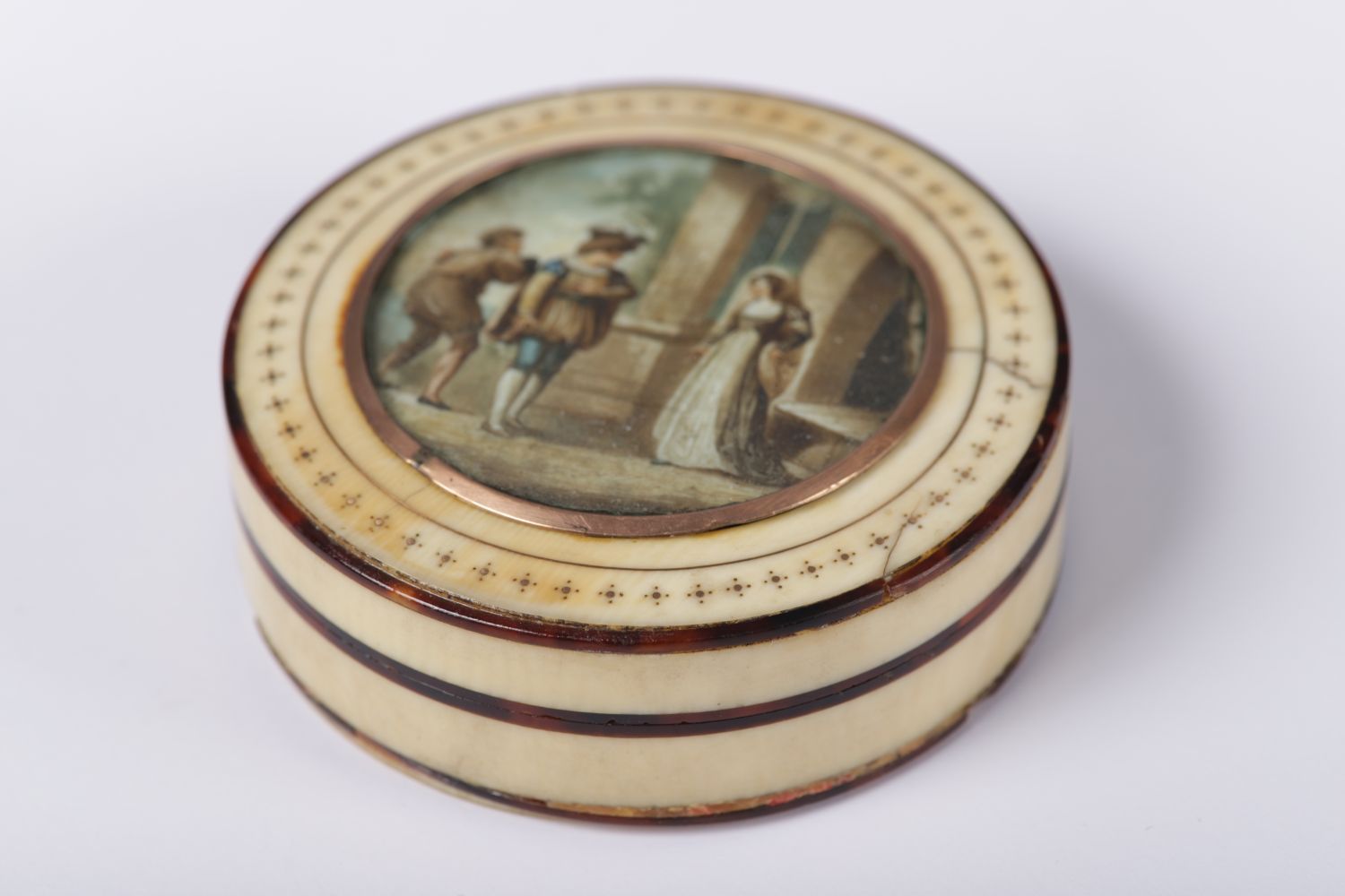 19TH-CENTURY GOLD PLIQUE-A-JOUR CIRCULAR BOX - Image 2 of 3